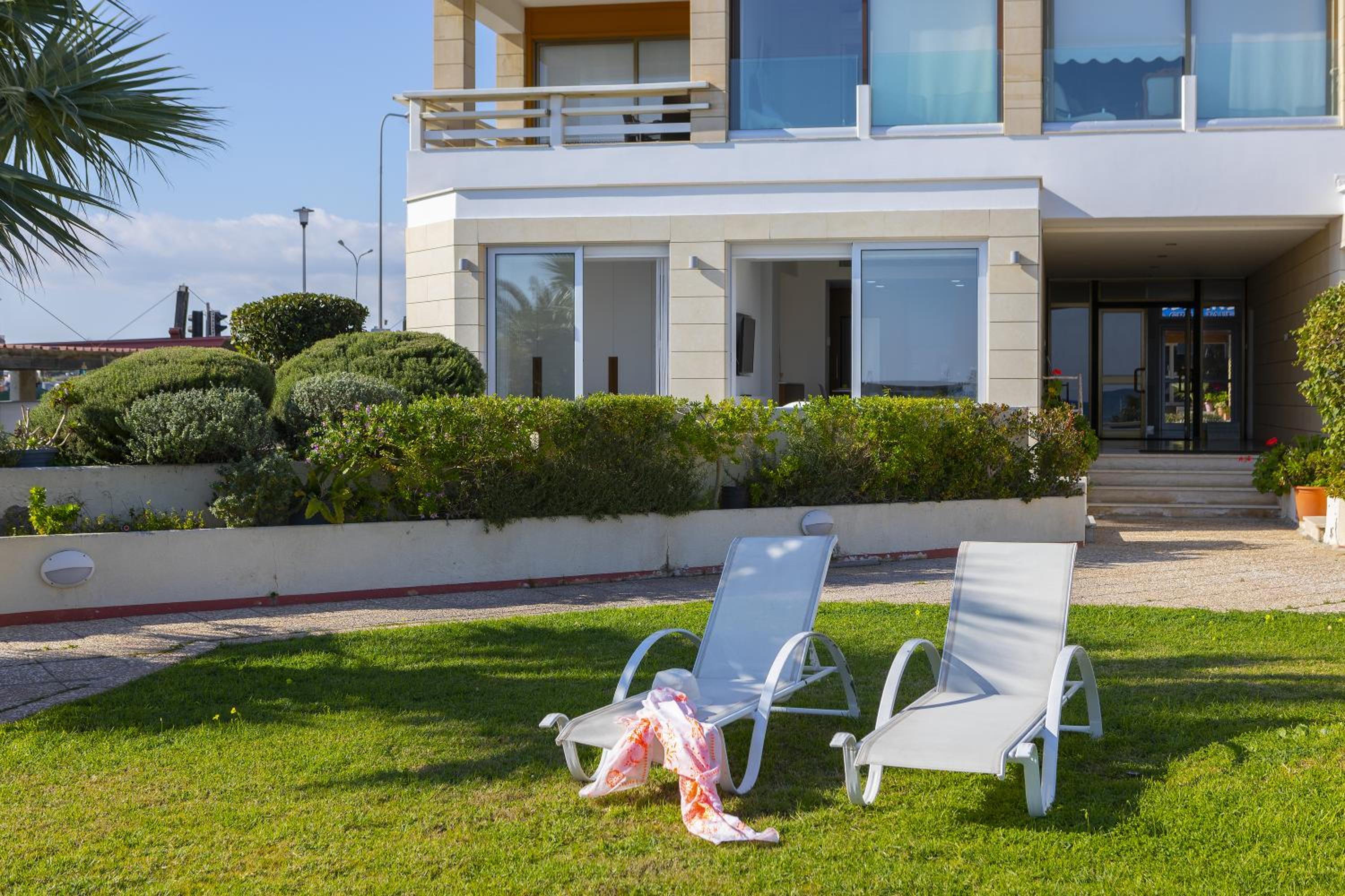 Mackenzie Castella Beachfront Suite view 4