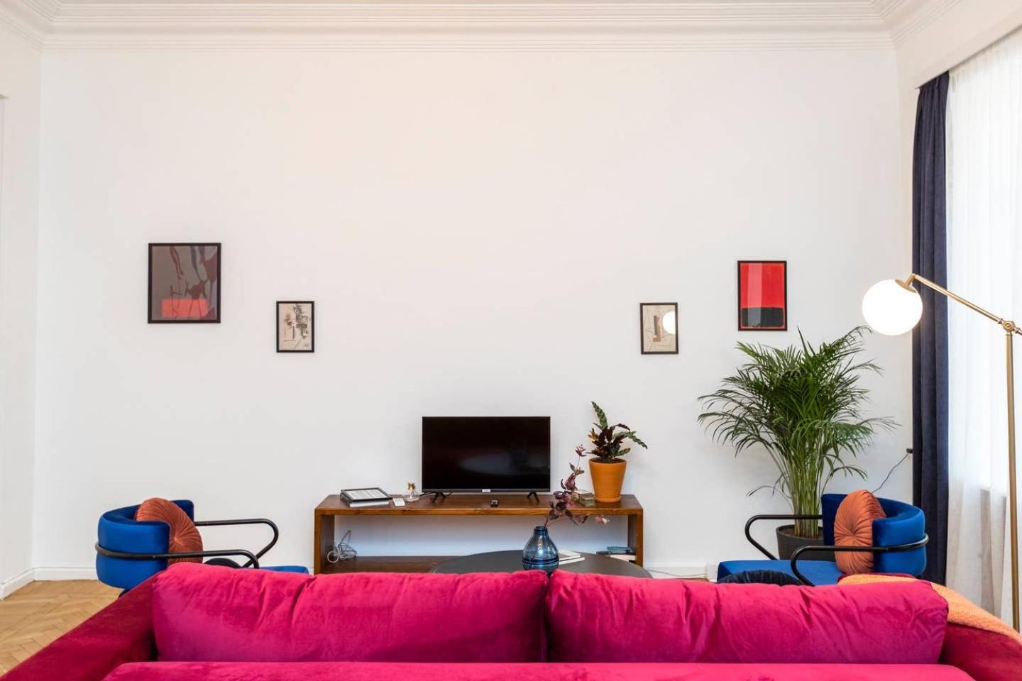 Light and Luxurious 2BR Apartment - by Wehost view 4