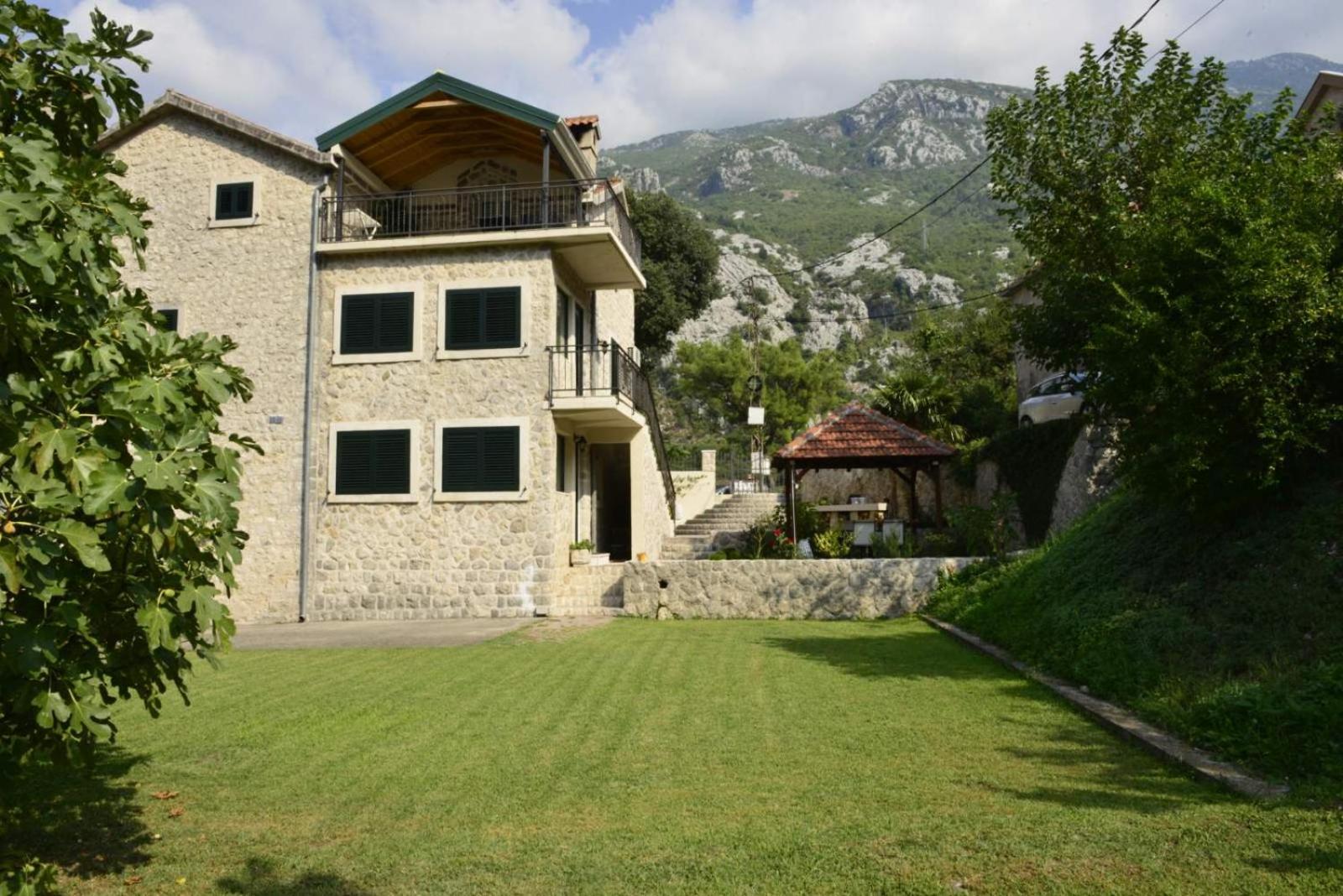 Villa Andrea Apartments with parking