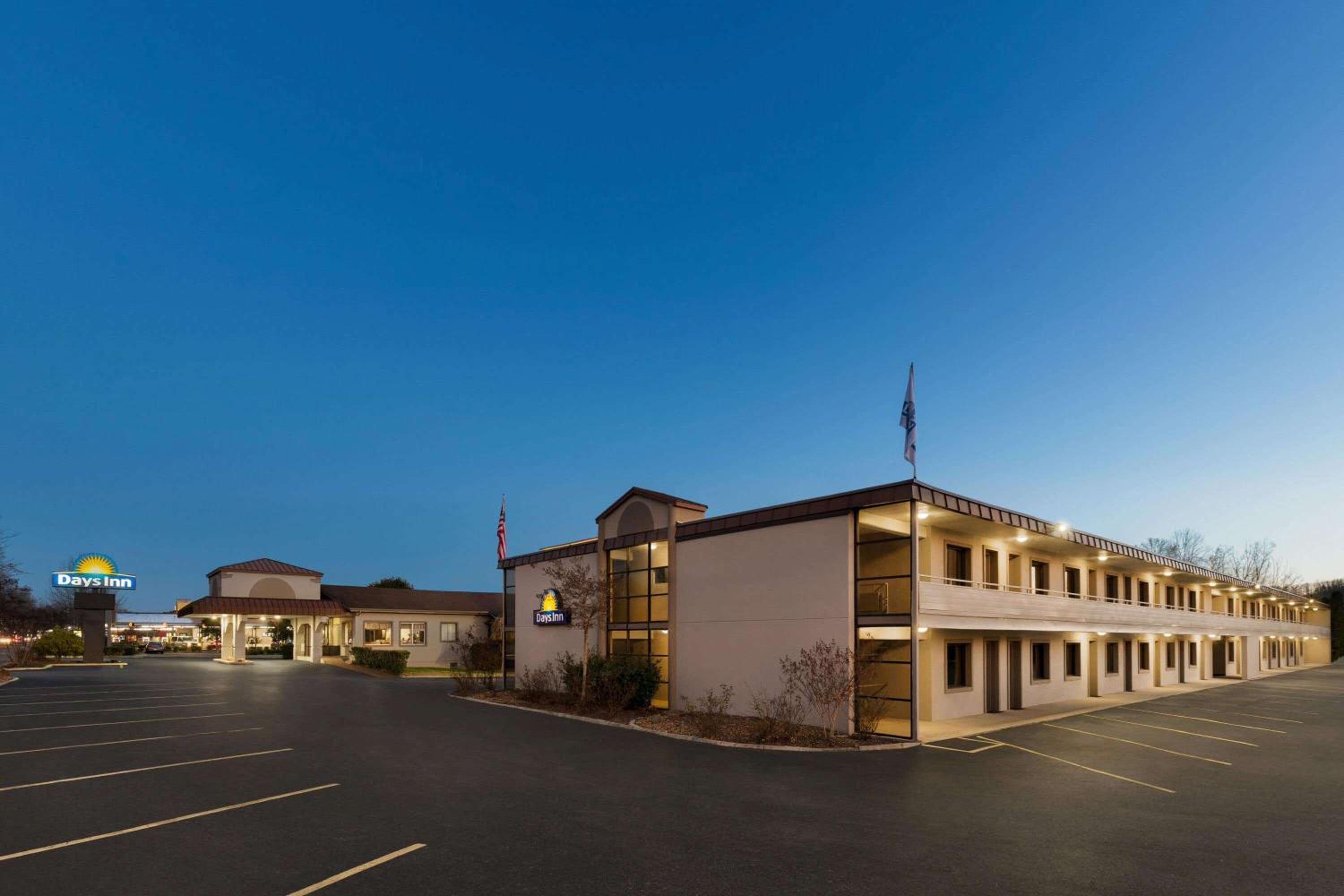 Days Inn by Wyndham Oak Ridge Knoxville view 4