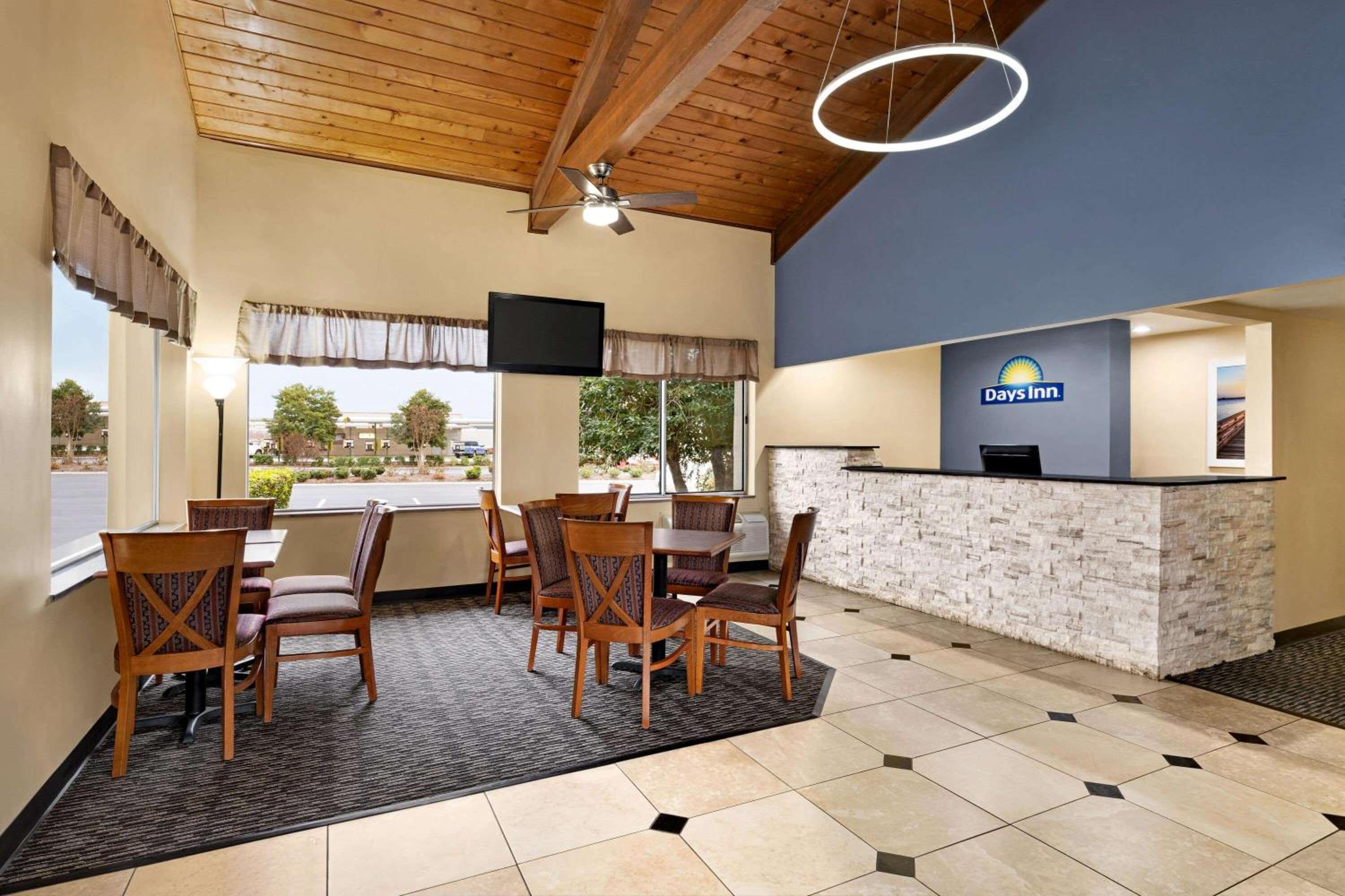 Days Inn by Wyndham Oak Ridge Knoxville view 5