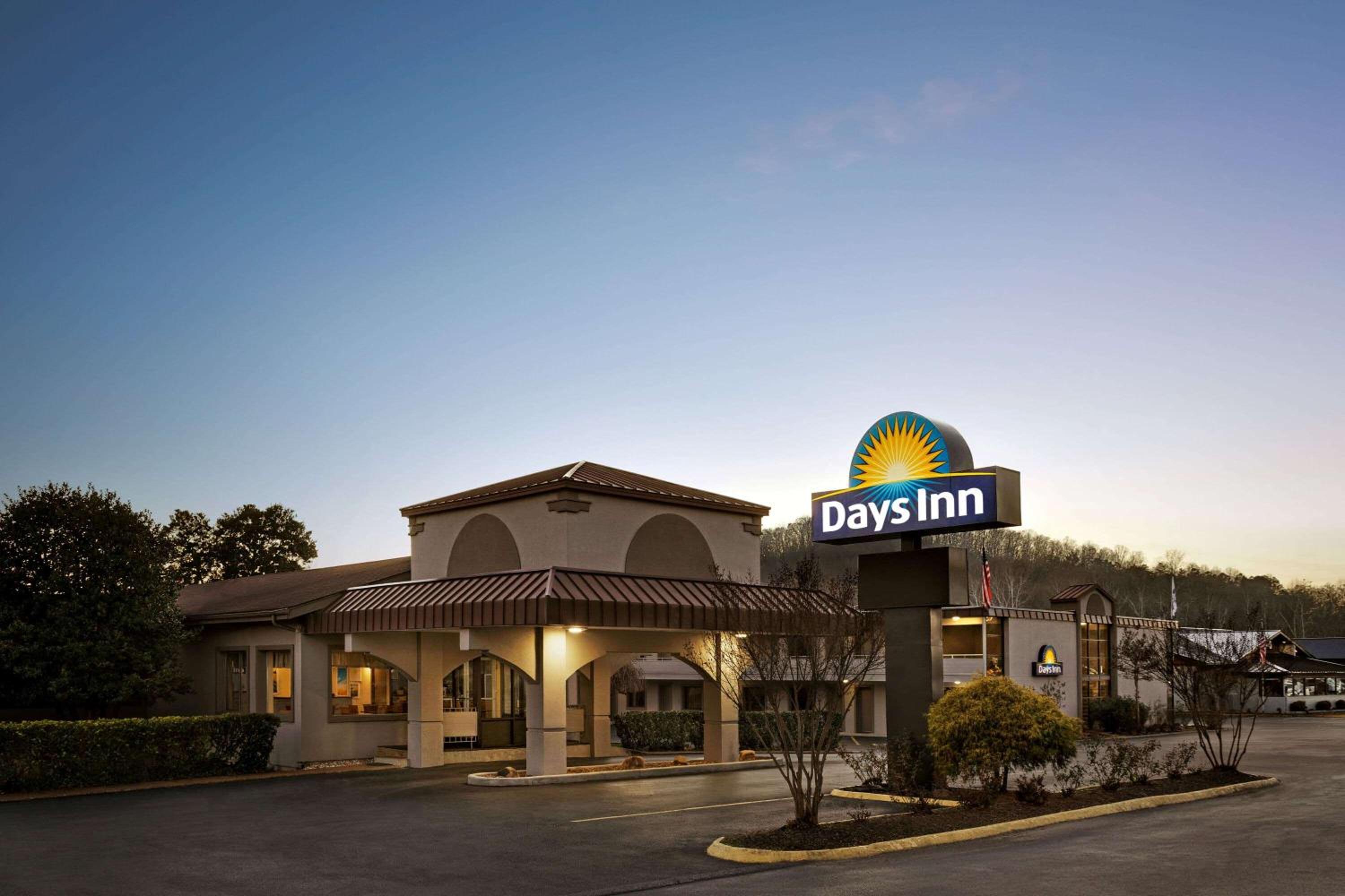 Days Inn by Wyndham Oak Ridge Knoxville view 3