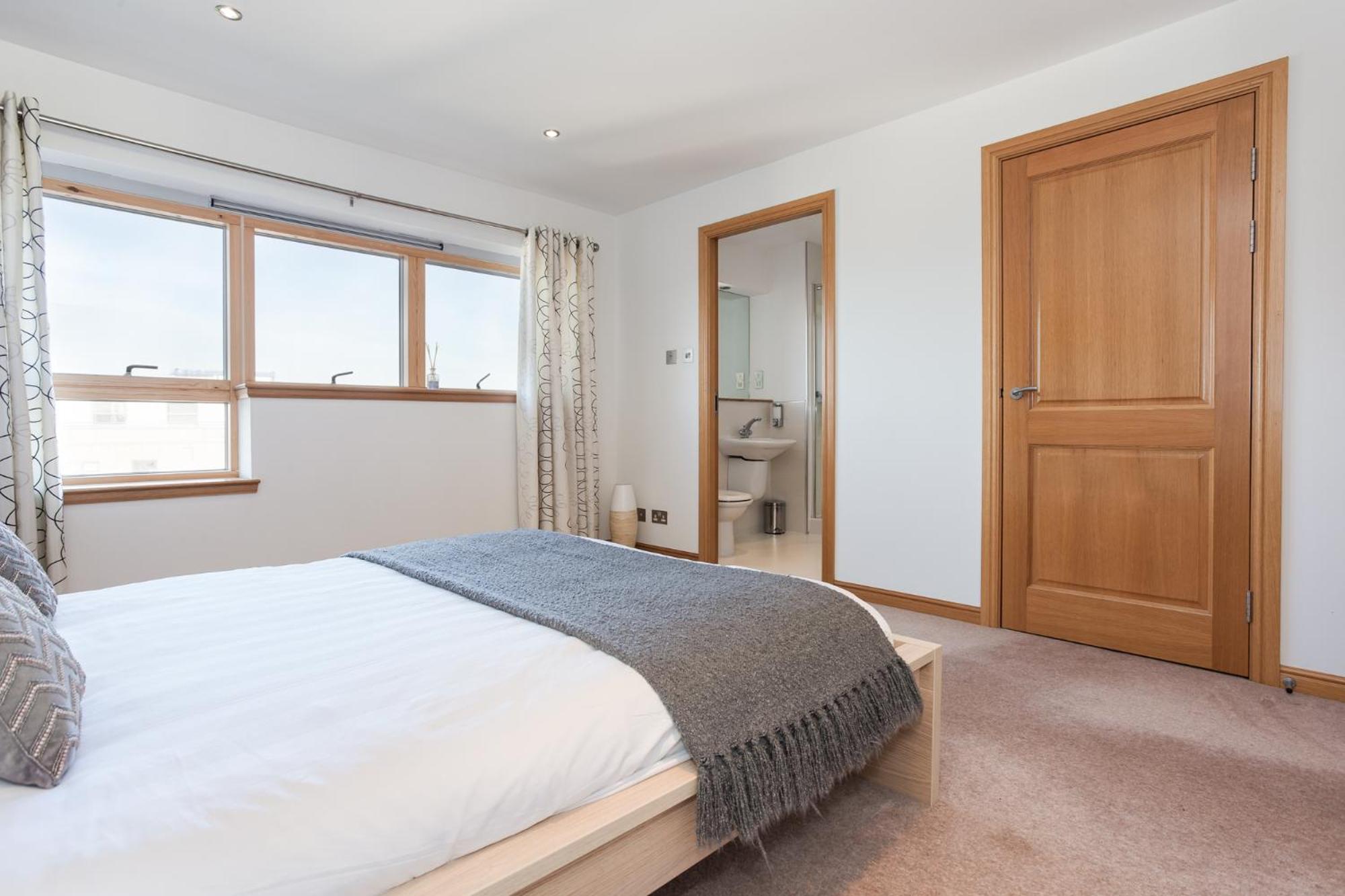 Executive 3 Bed Apartment Aberdeen view 5