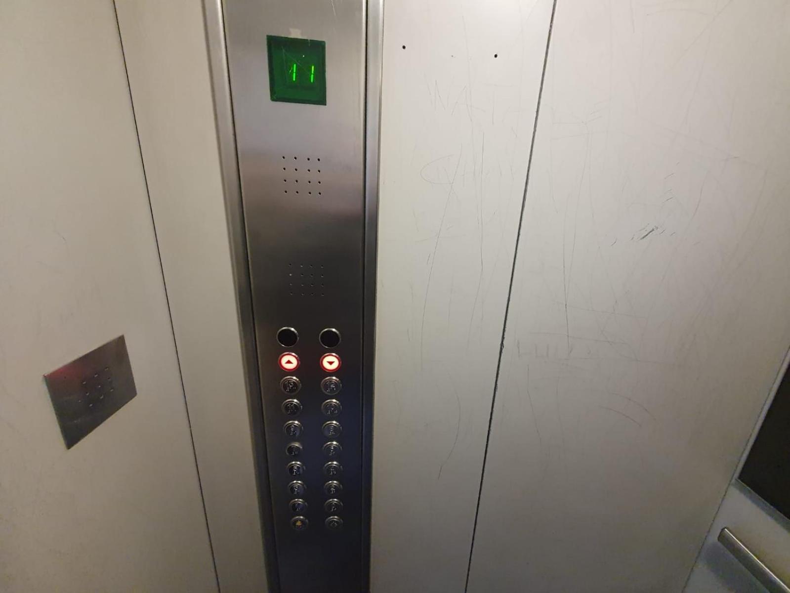 NEAPOLITAN SKYSCRAPER APARTMENT