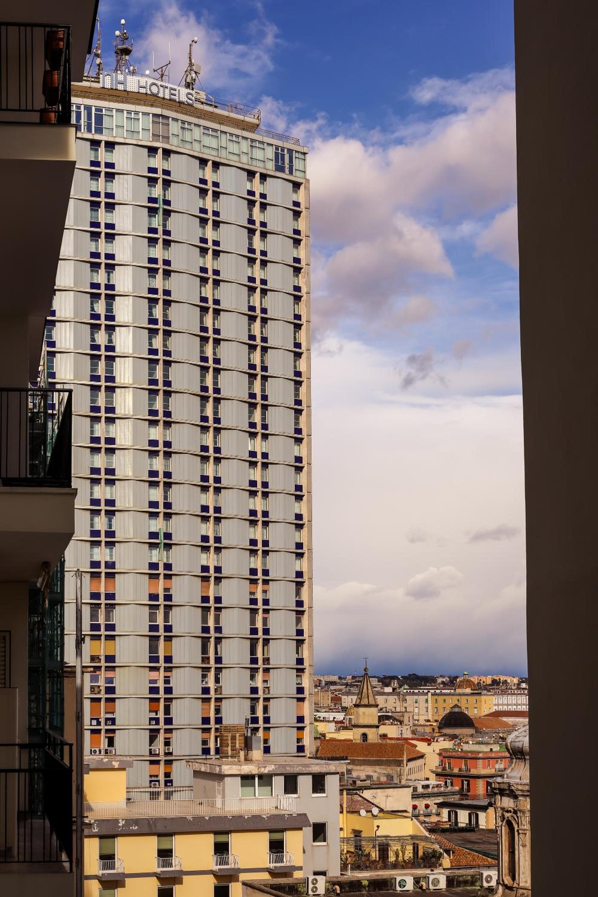 NEAPOLITAN SKYSCRAPER APARTMENT