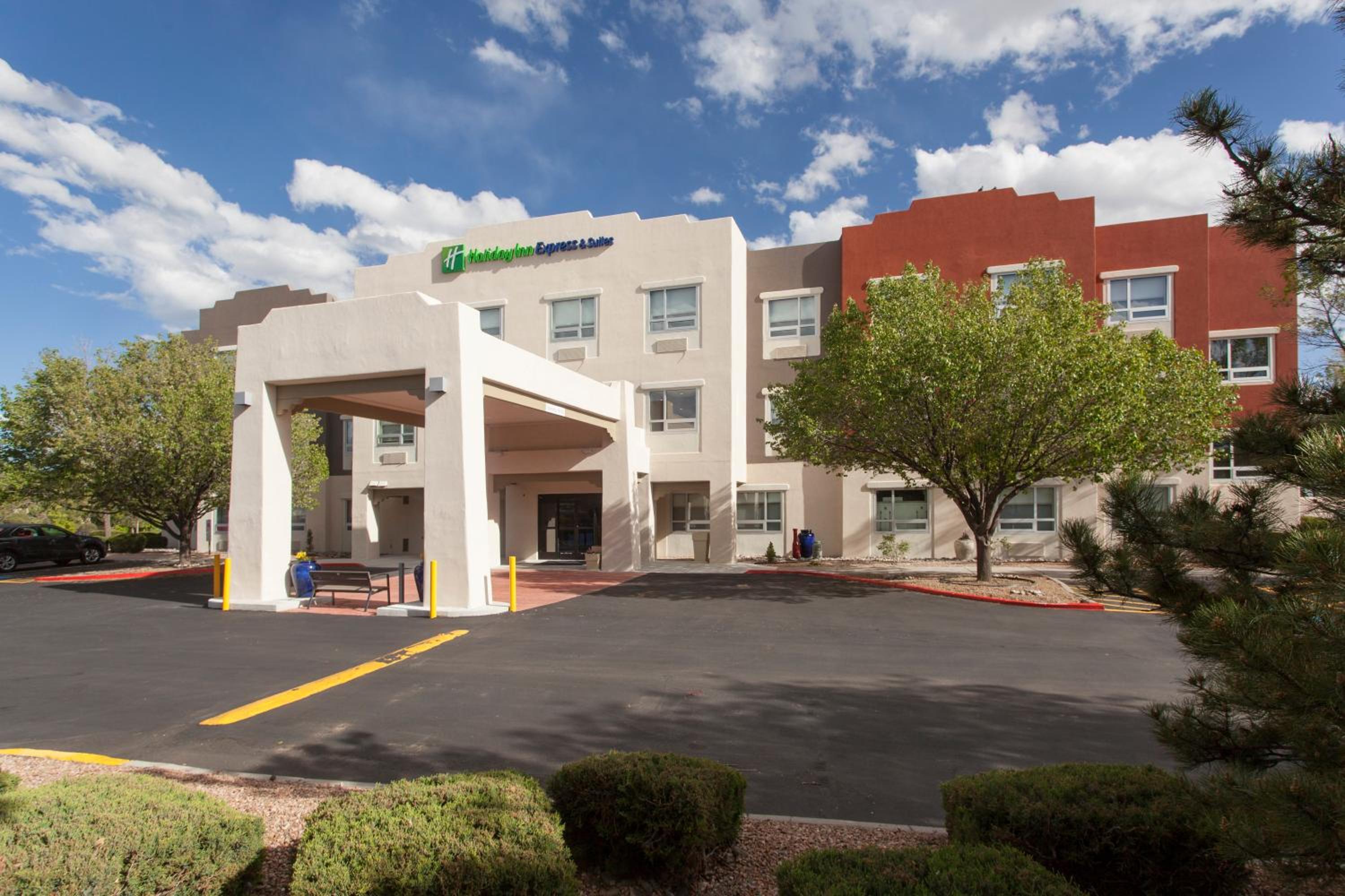 Santa Fe Vacations -  Holiday Inn Express  Suites - Property Image 1