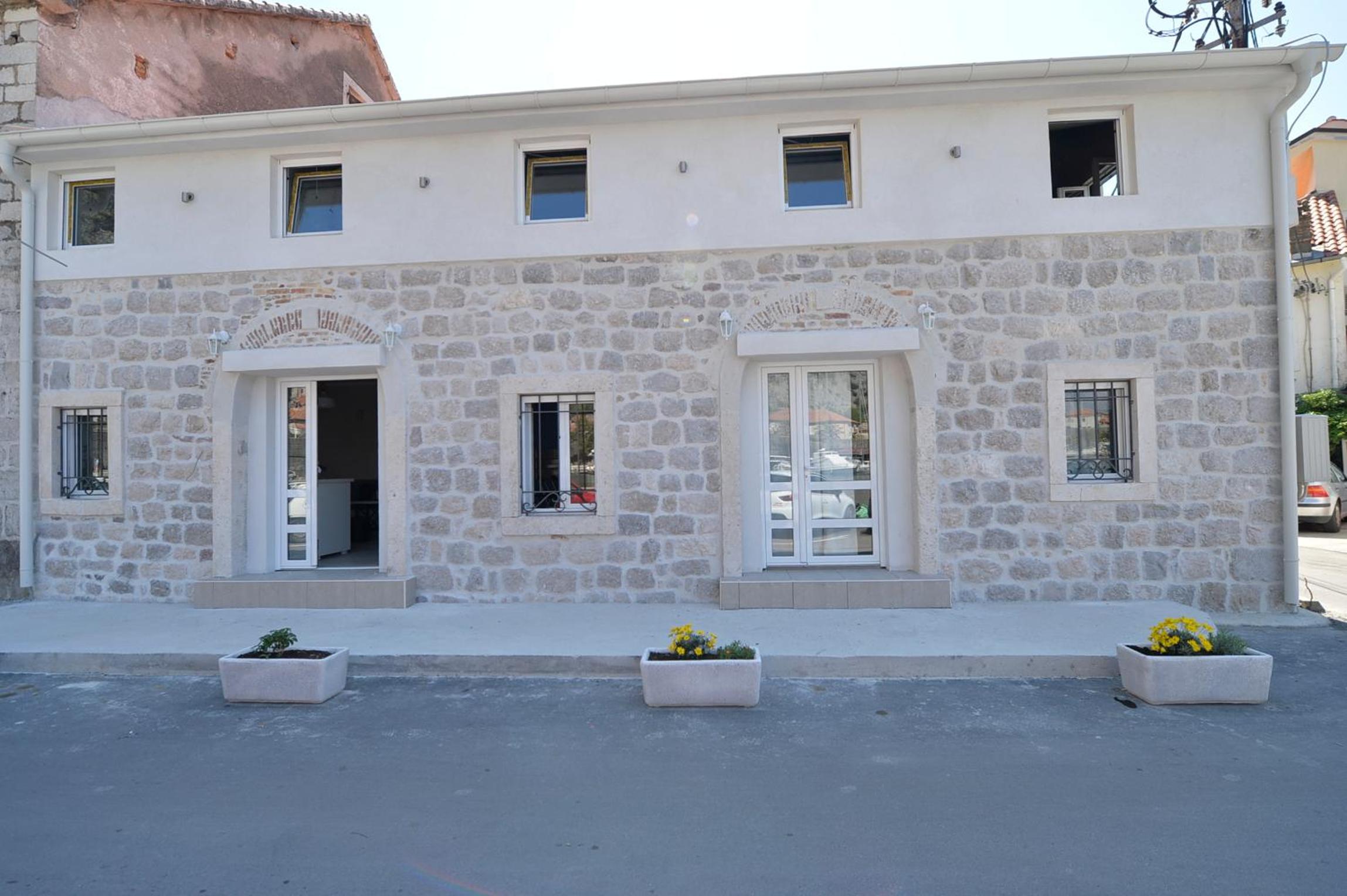 Hotel Hostel Pupa - Image 1