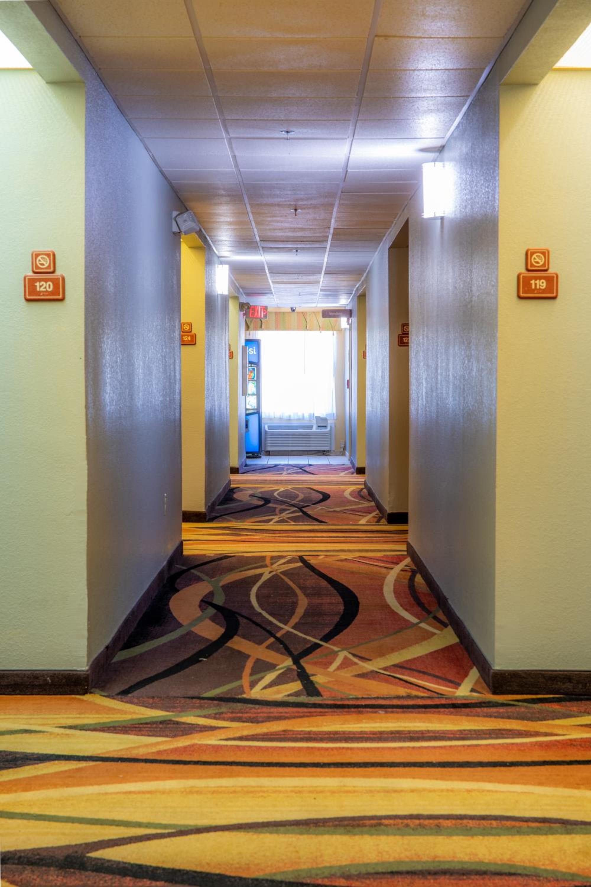 Newly Renovated Red Roof Inn & Suites Hinesville with breakfast, Zdjęcie 61