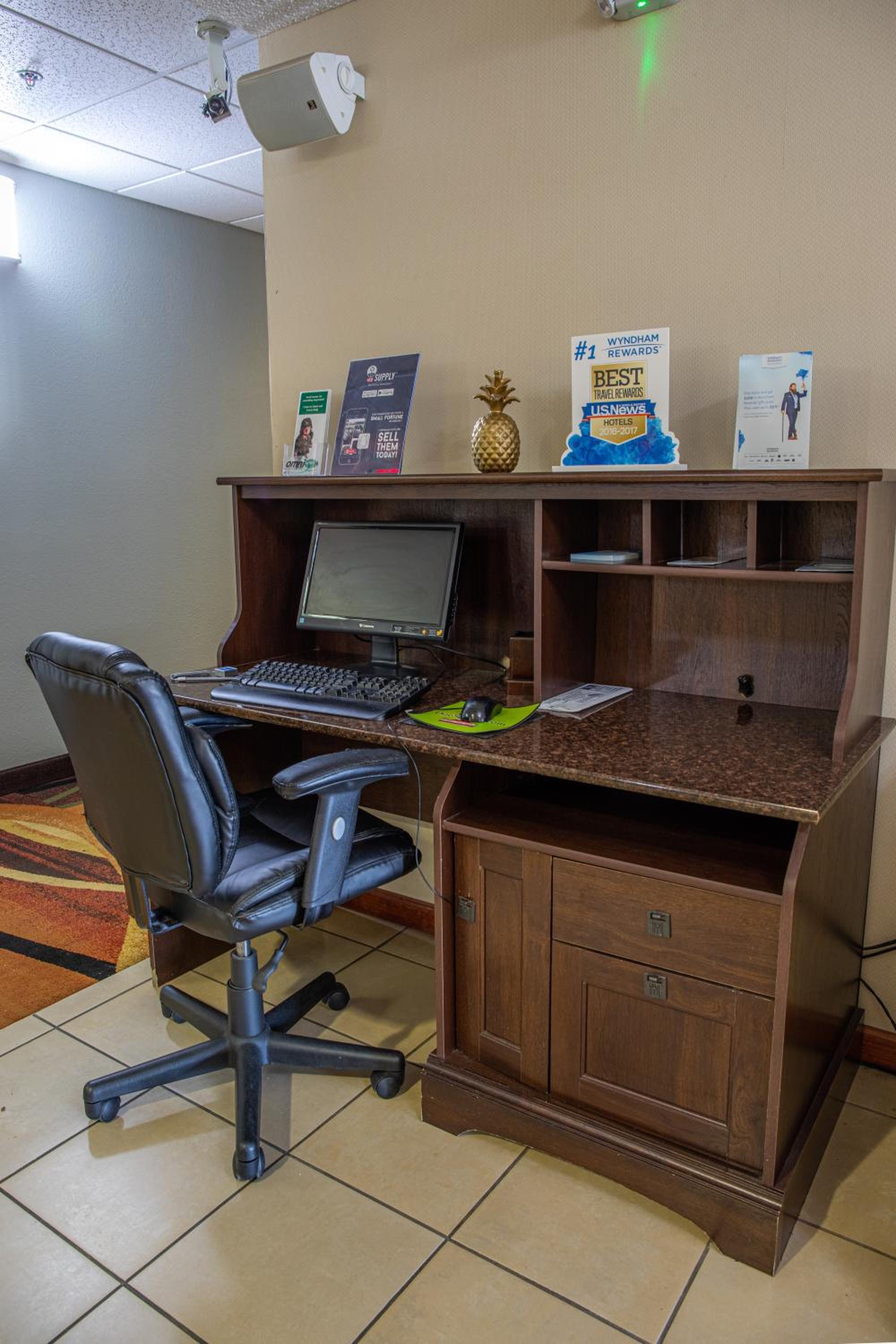 Newly Renovated Red Roof Inn & Suites Hinesville with breakfast, Zdjęcie 83