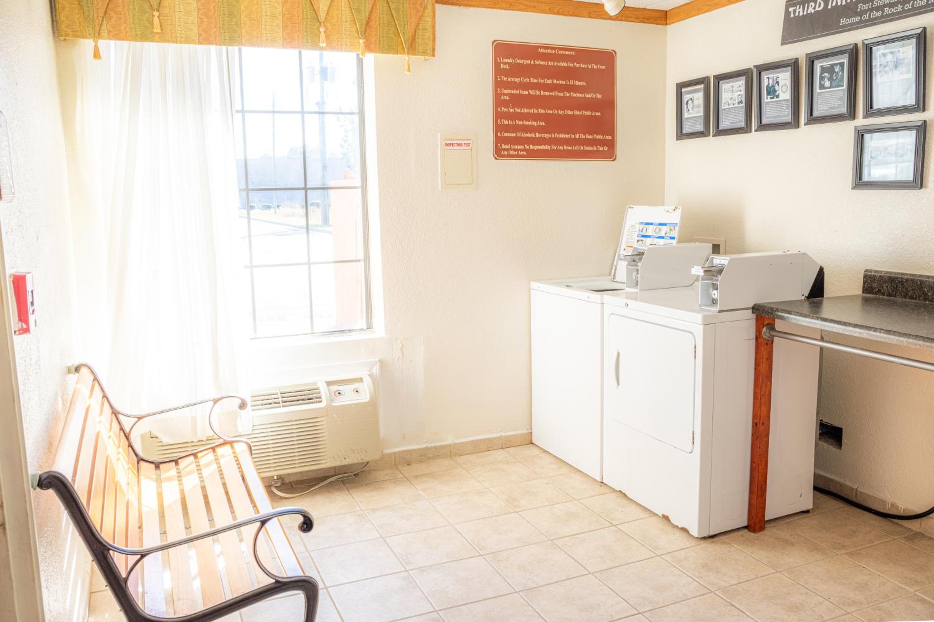 Newly Renovated Red Roof Inn & Suites Hinesville with breakfast, Zdjęcie 21
