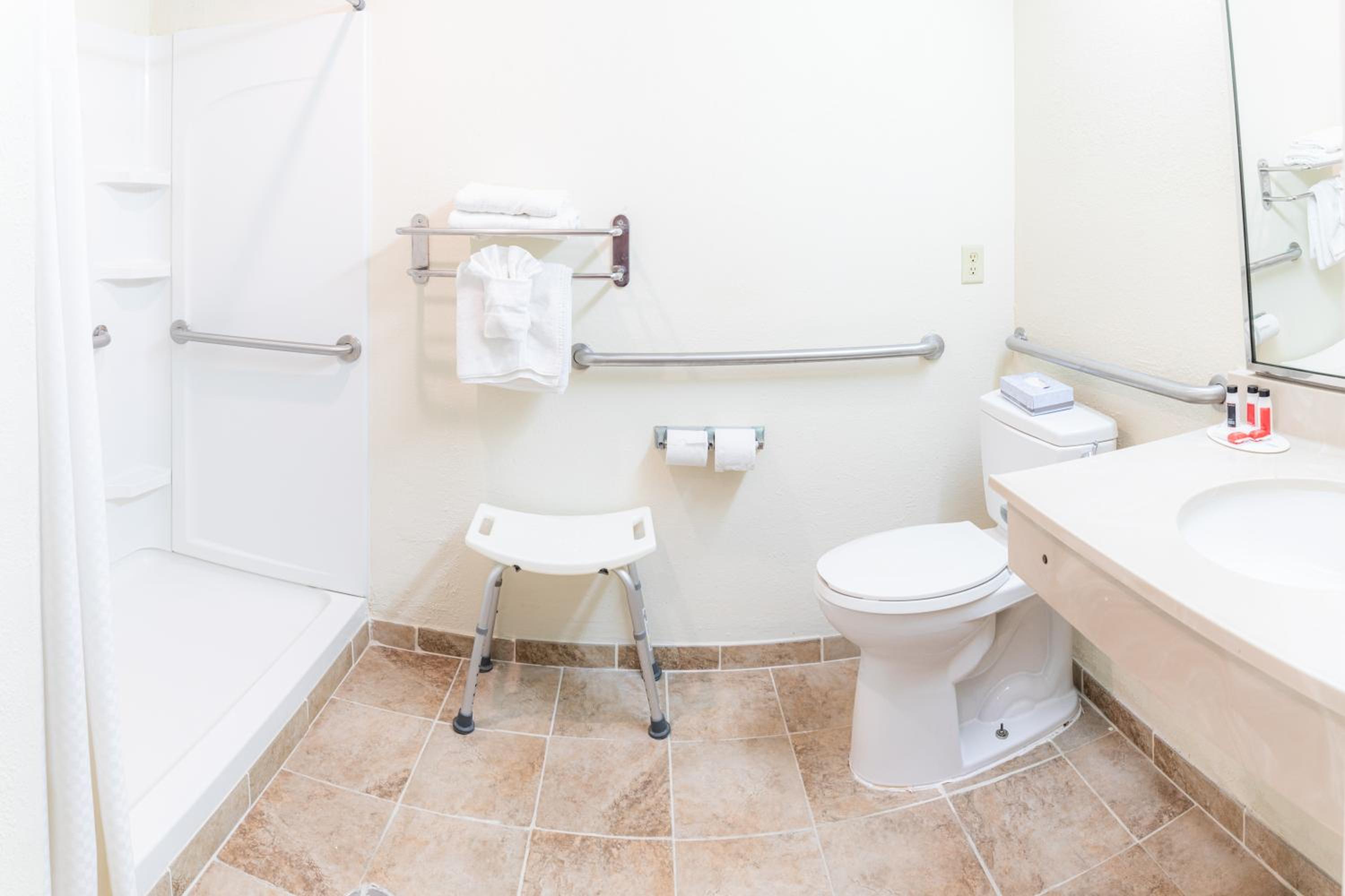 Newly Renovated Red Roof Inn & Suites Hinesville with breakfast, Zdjęcie 77