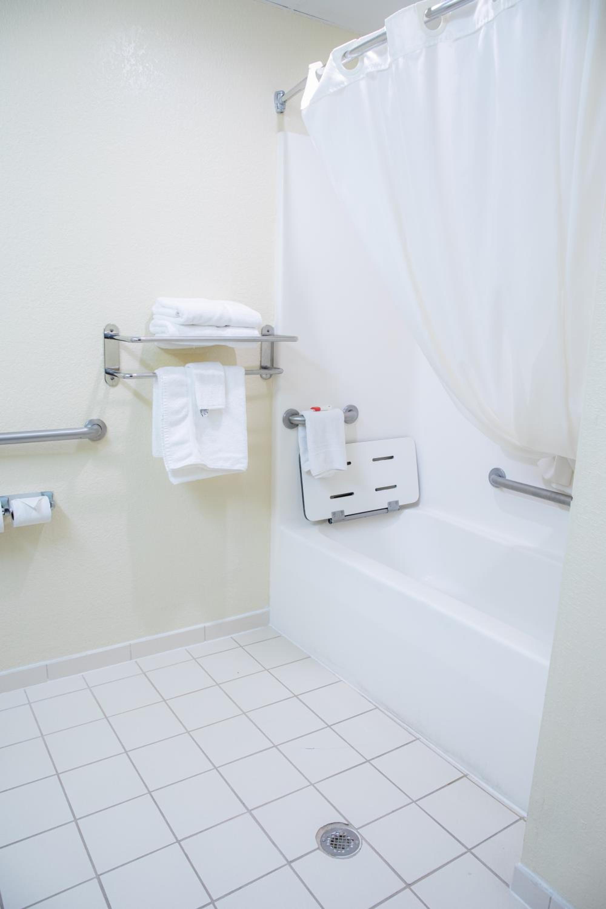Newly Renovated Red Roof Inn & Suites Hinesville with breakfast, Zdjęcie 30
