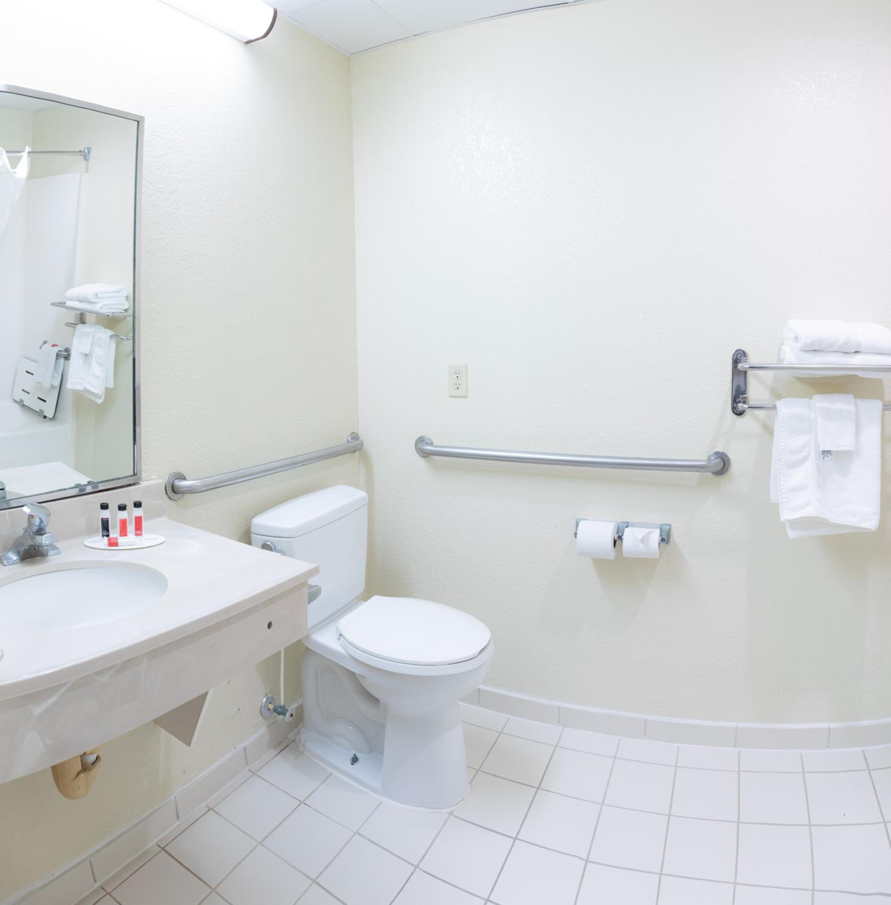 Newly Renovated Red Roof Inn & Suites Hinesville with breakfast