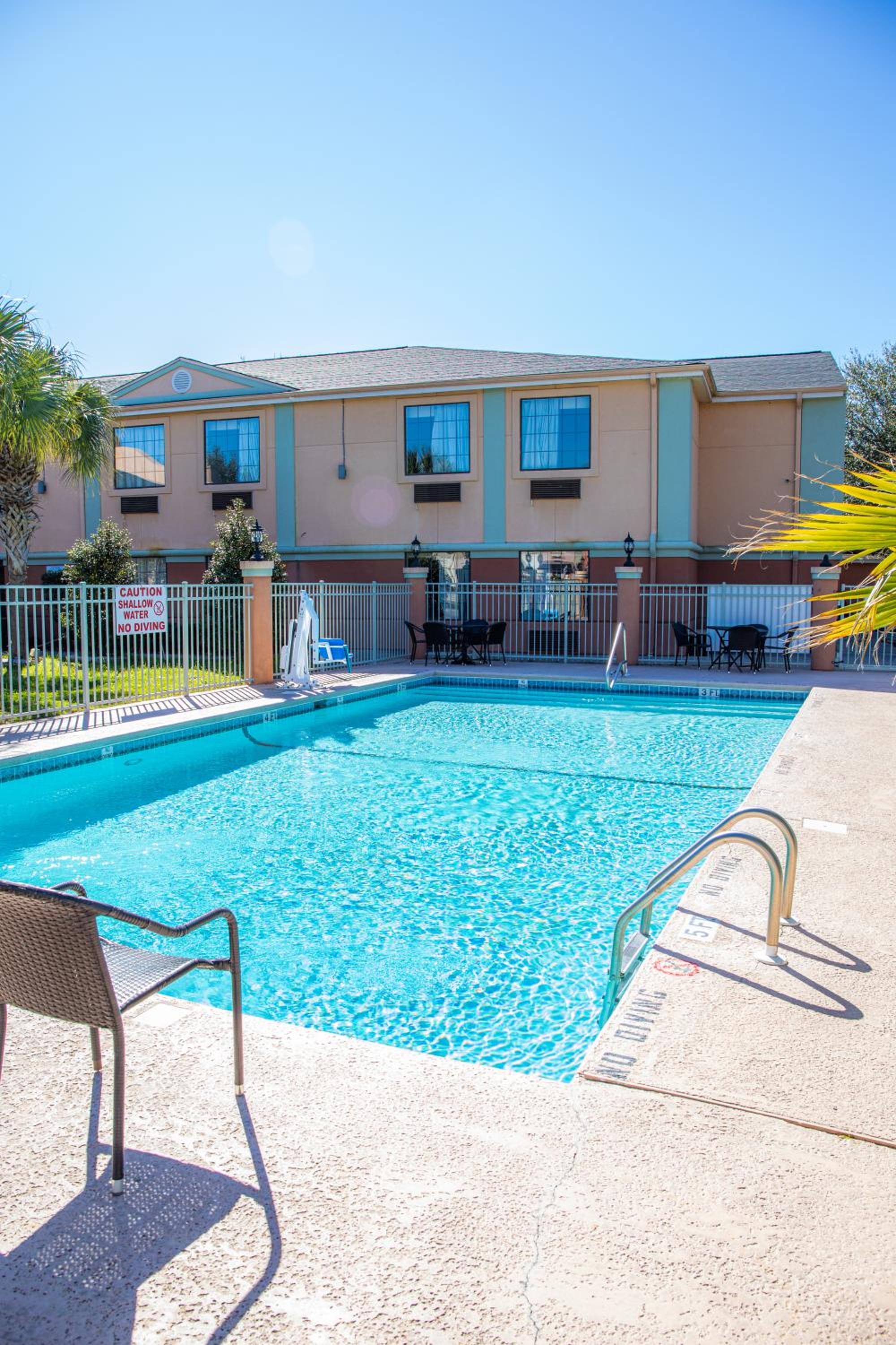 Newly Renovated Red Roof Inn & Suites Hinesville with breakfast, Zdjęcie 89