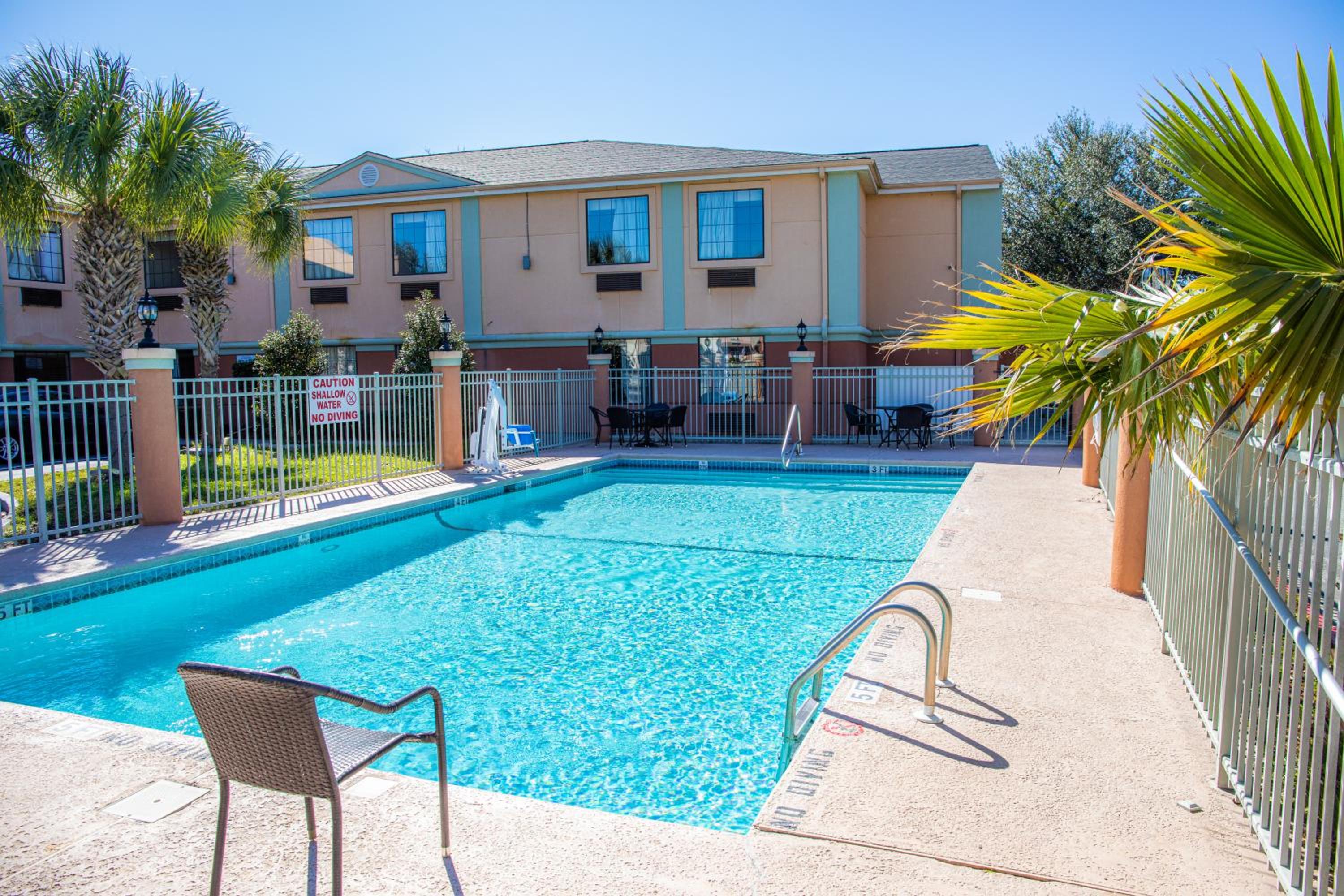 Newly Renovated Red Roof Inn & Suites Hinesville with breakfast, Zdjęcie 43