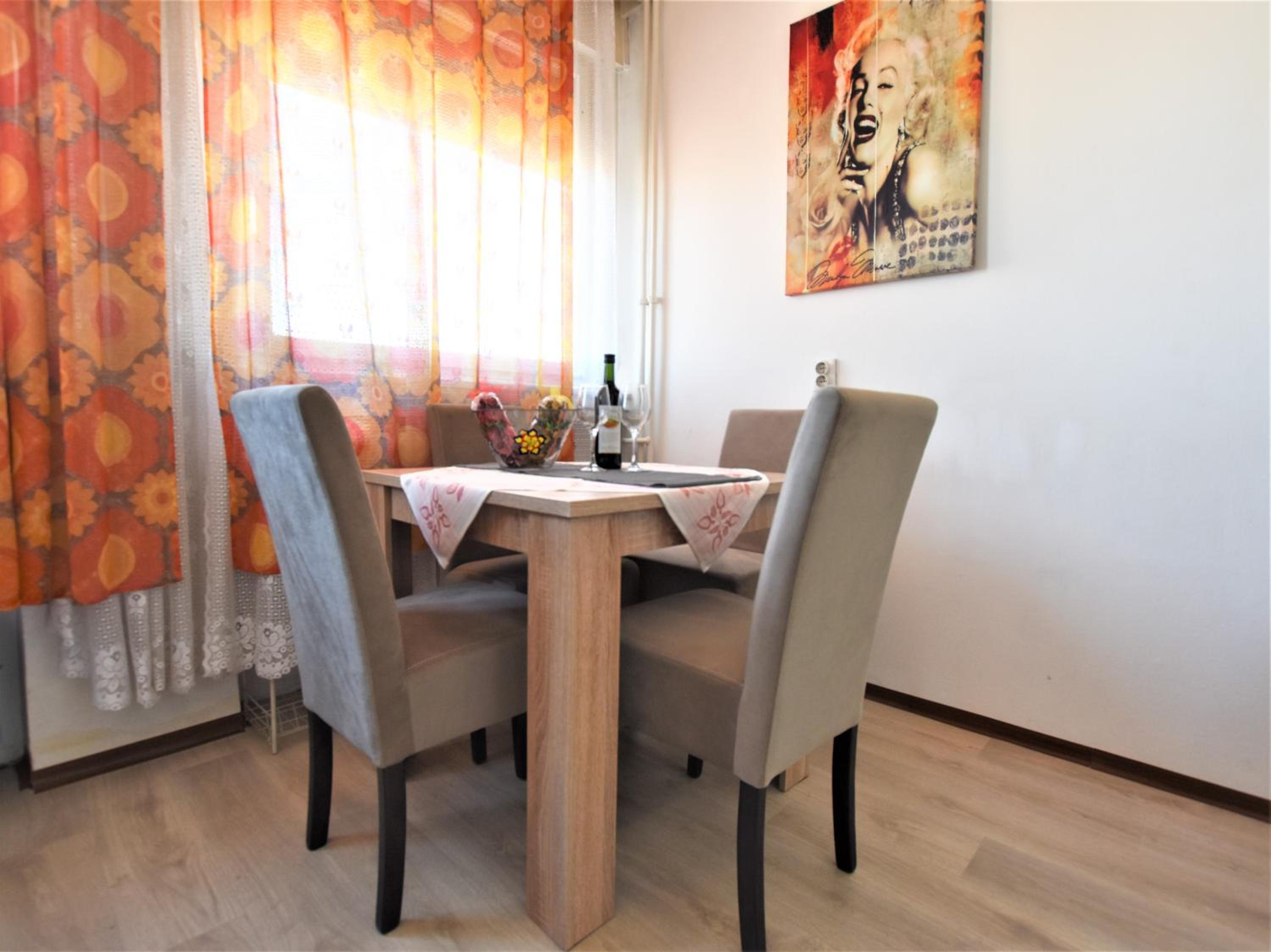 Autokomanda Apt. with Beautiful View near Center! view 4
