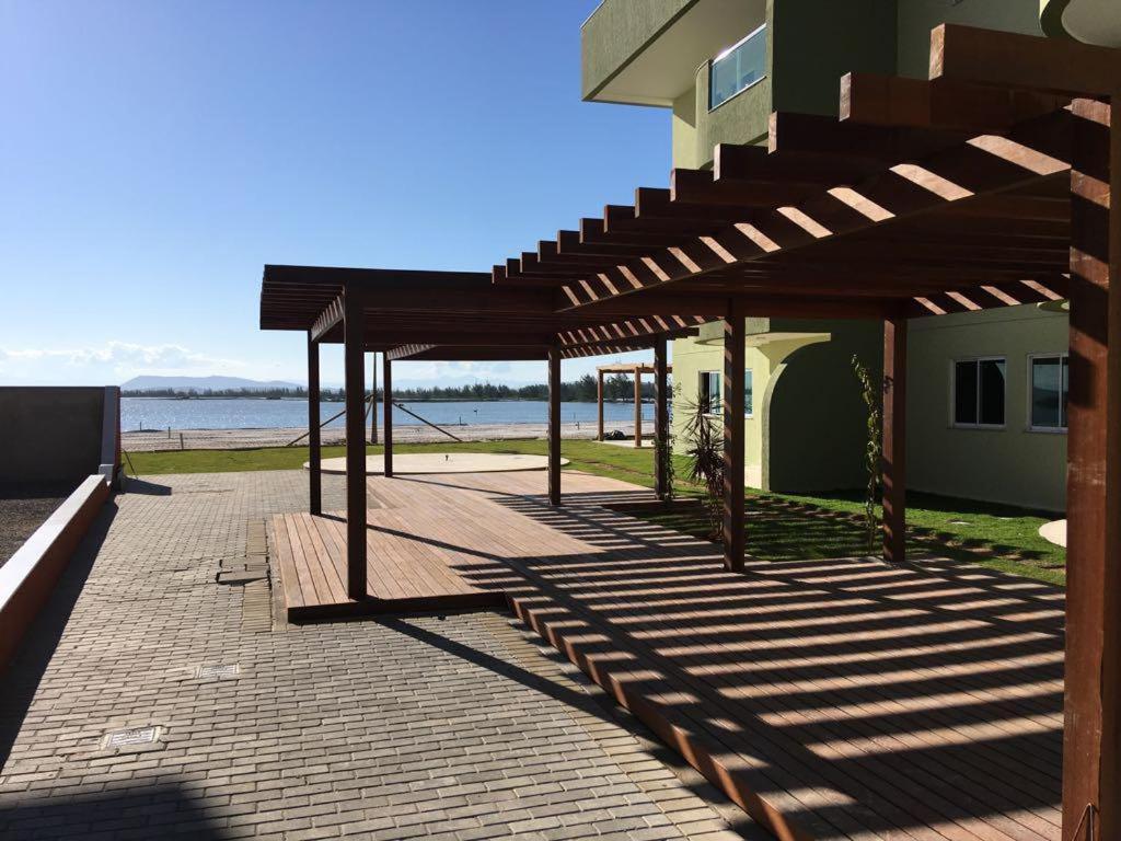 Flat com praia privativa e lazer total em Arraial