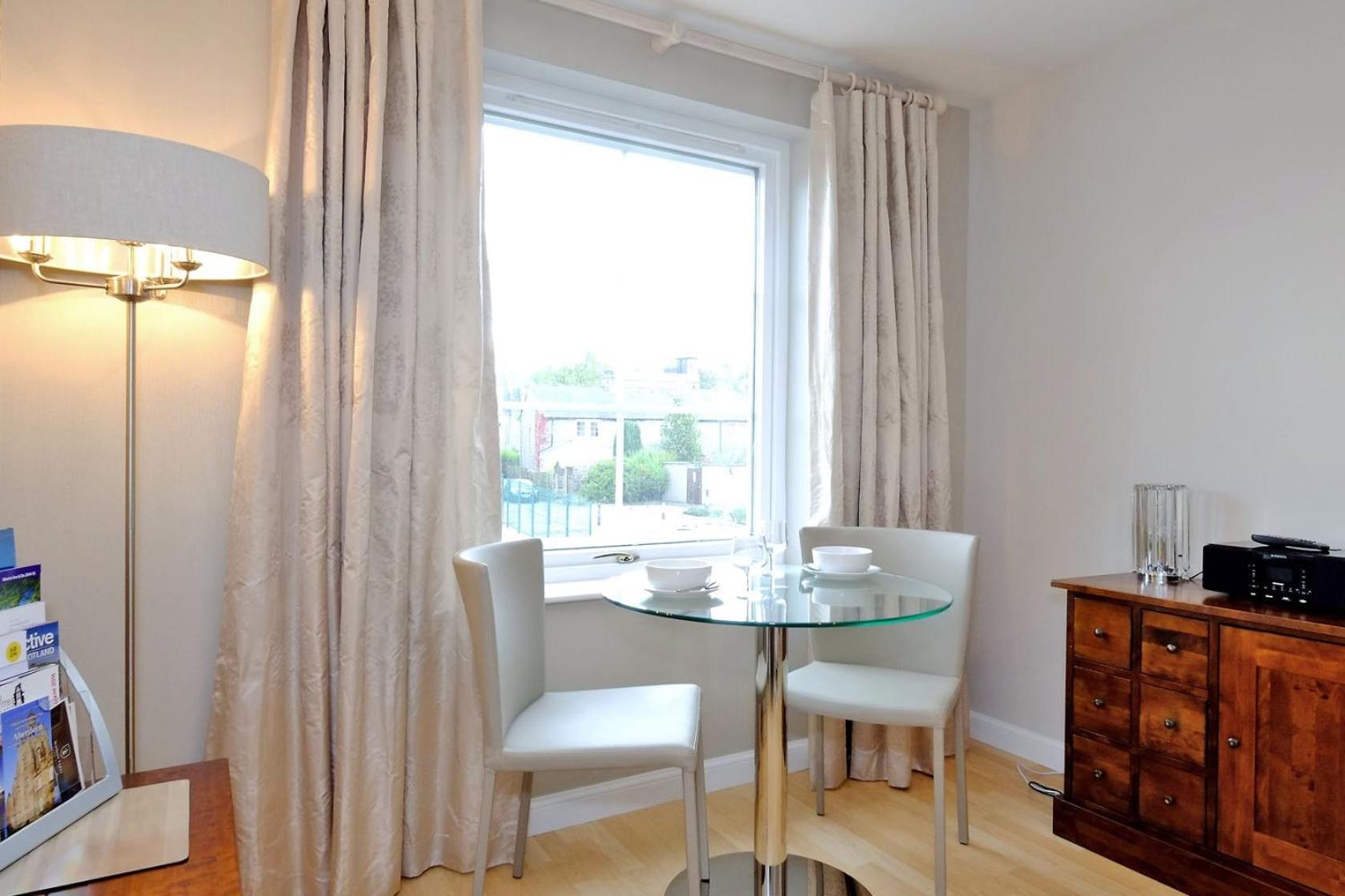 Fonthill Apartment - central, free parking off street, quiet view 2