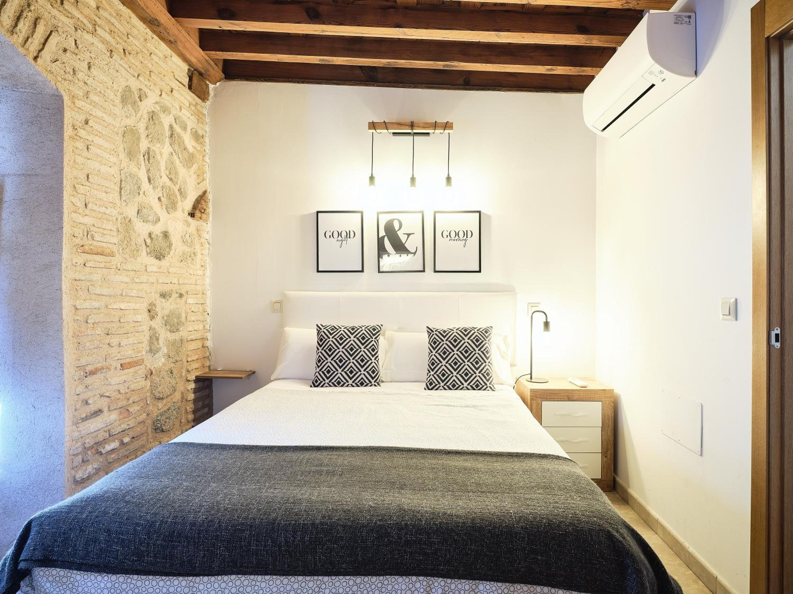 La Casa del Lirón by Toledo AP