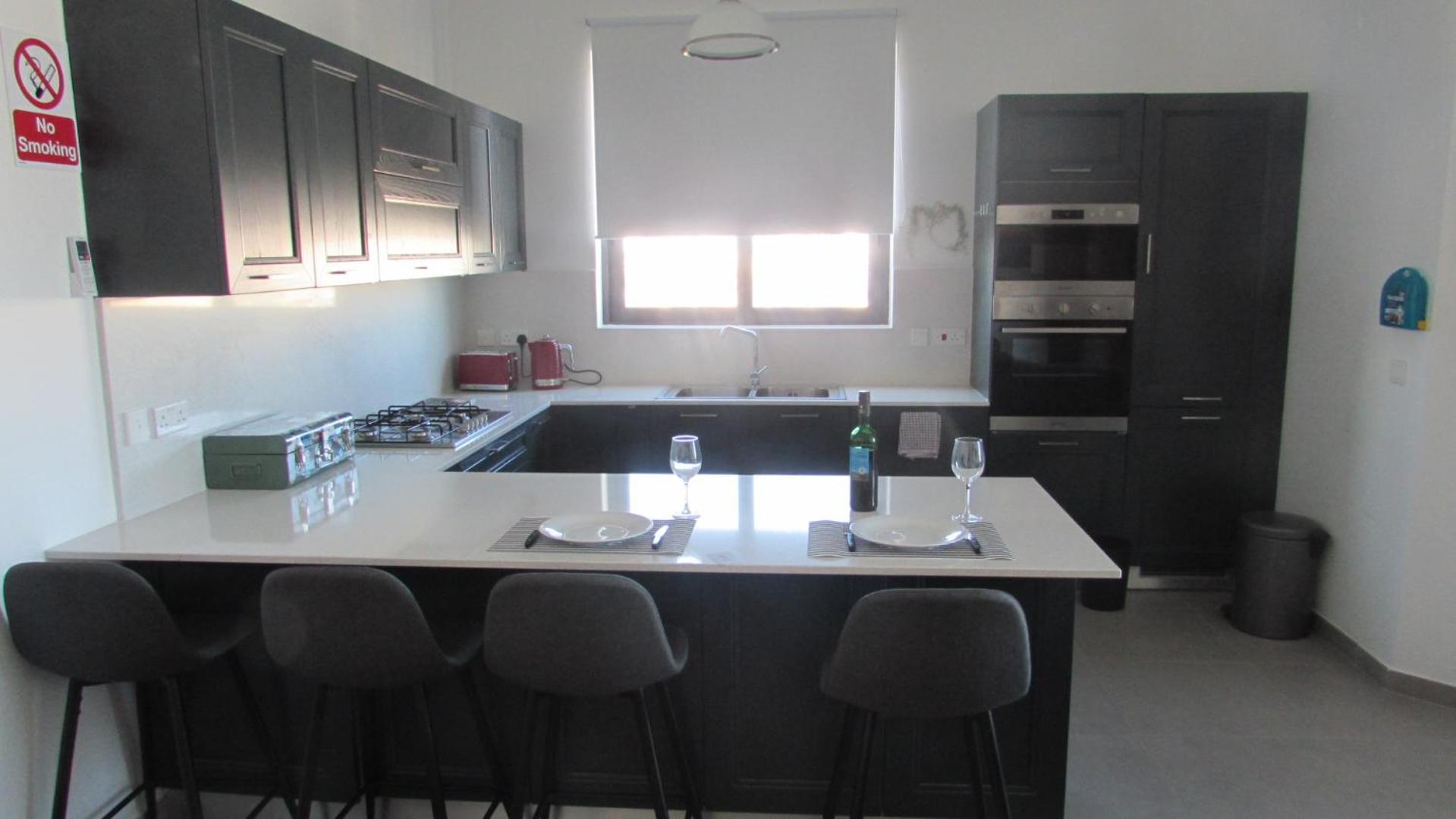 St Julians Central luxury apartment photo 5