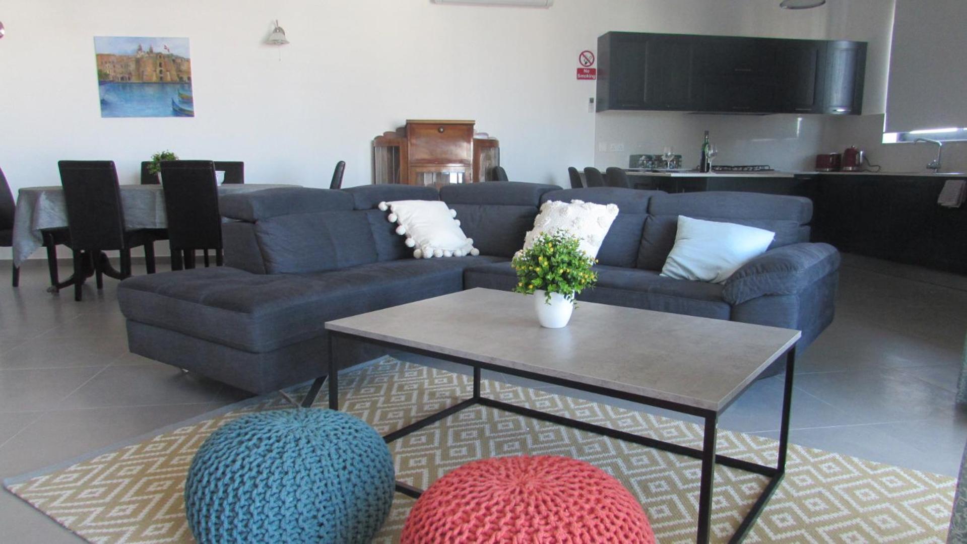 St Julians Central luxury apartment photo 2