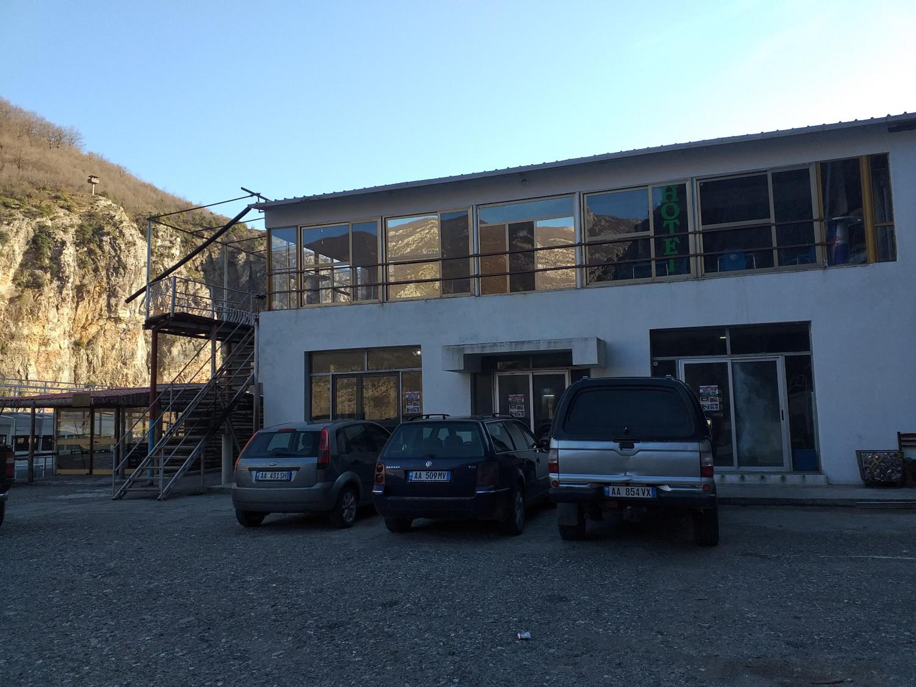 Rozafa Ferry & Accommodation