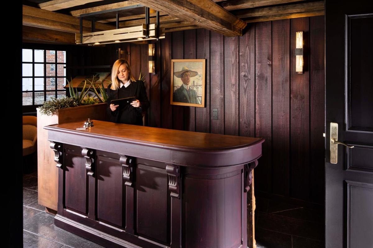 hotel reception