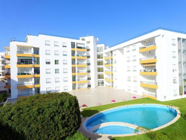 Quiet apartment overlooking the swimming pool view 2