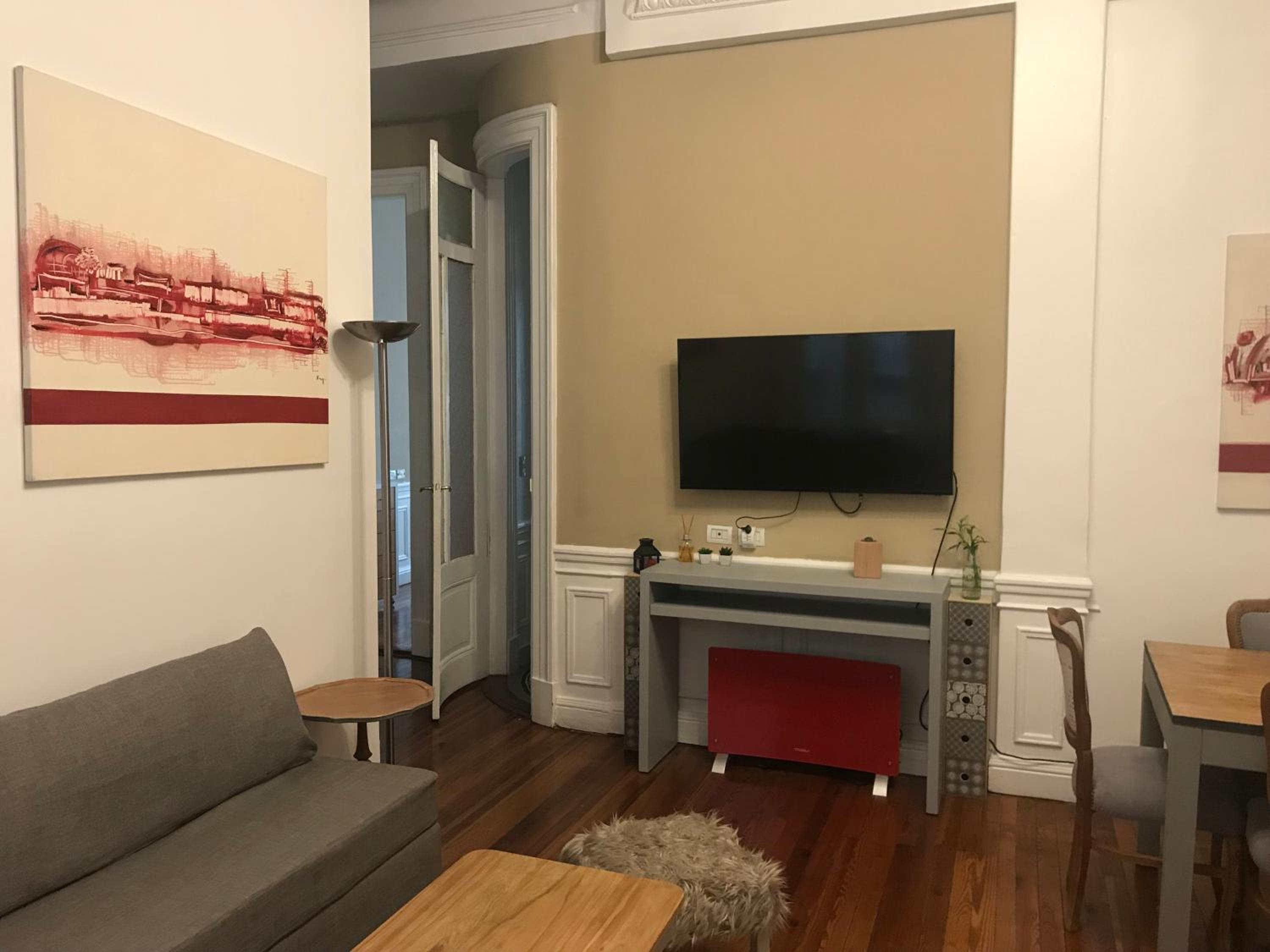 Spacious 2BR Historic Apartment Executive Ready Fast WiFi