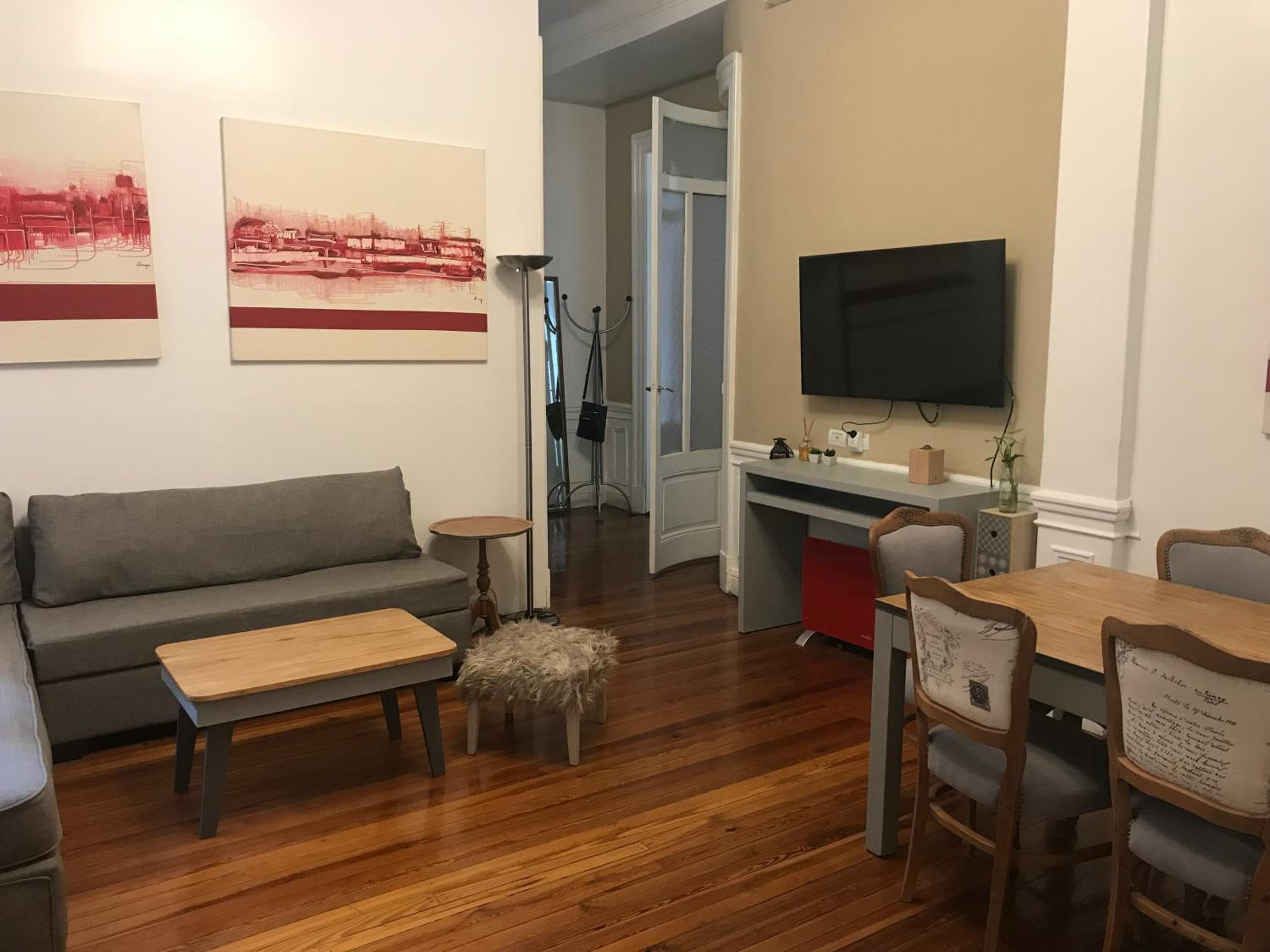 Spacious 2BR Historic Apartment Executive Ready Fast WiFi