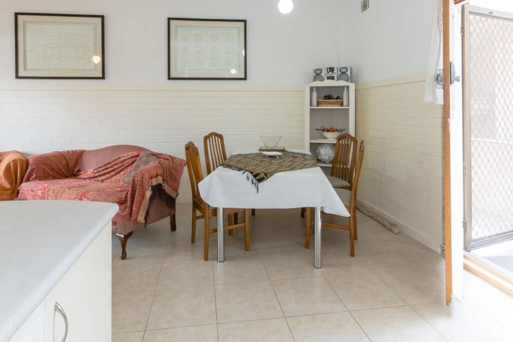 B6 Crawley Apartment 1 BRM & Sleepout near UWA