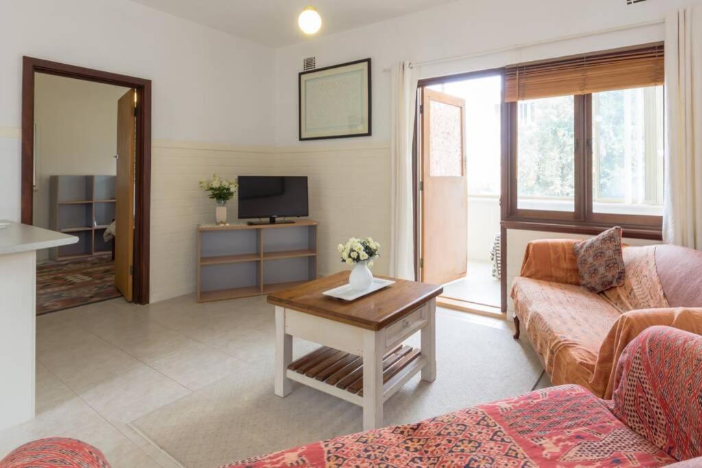 B6 Crawley Apartment 1 BRM & Sleepout near UWA