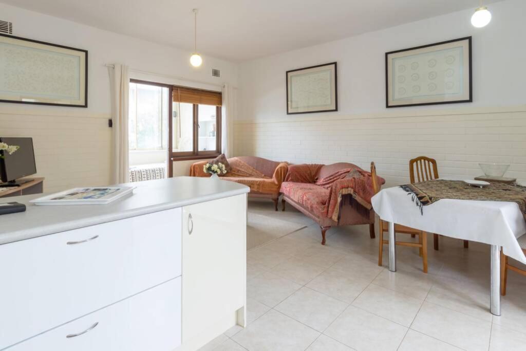B6 Crawley Apartment 1 BRM & Sleepout near UWA