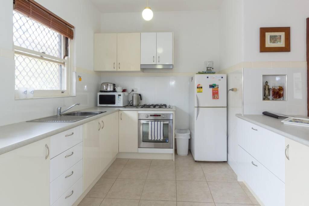 B6 Crawley Apartment 1 BRM & Sleepout near UWA
