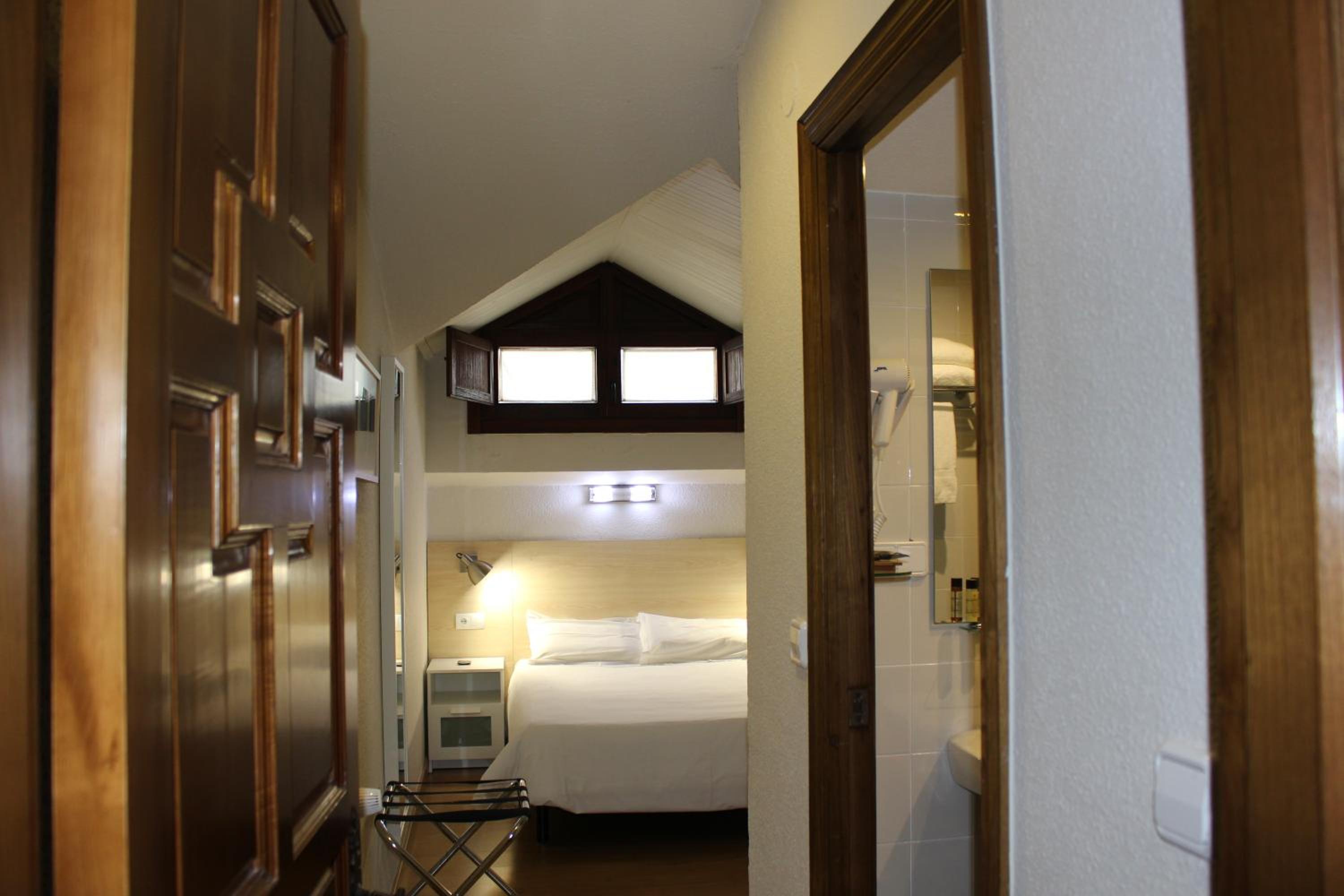 Los Guardeses en Solares — hotel room