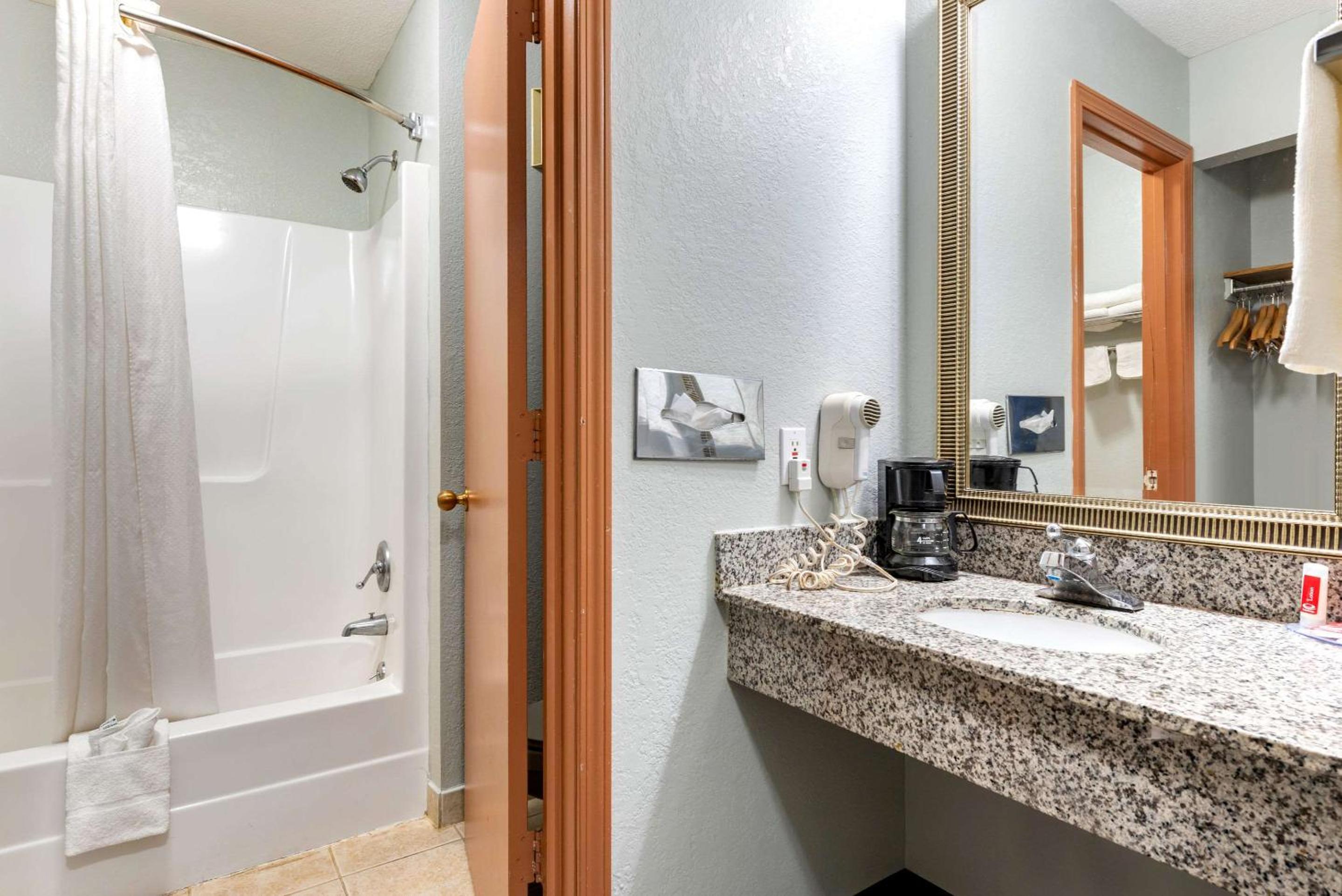 Econo Lodge - Property Image 15