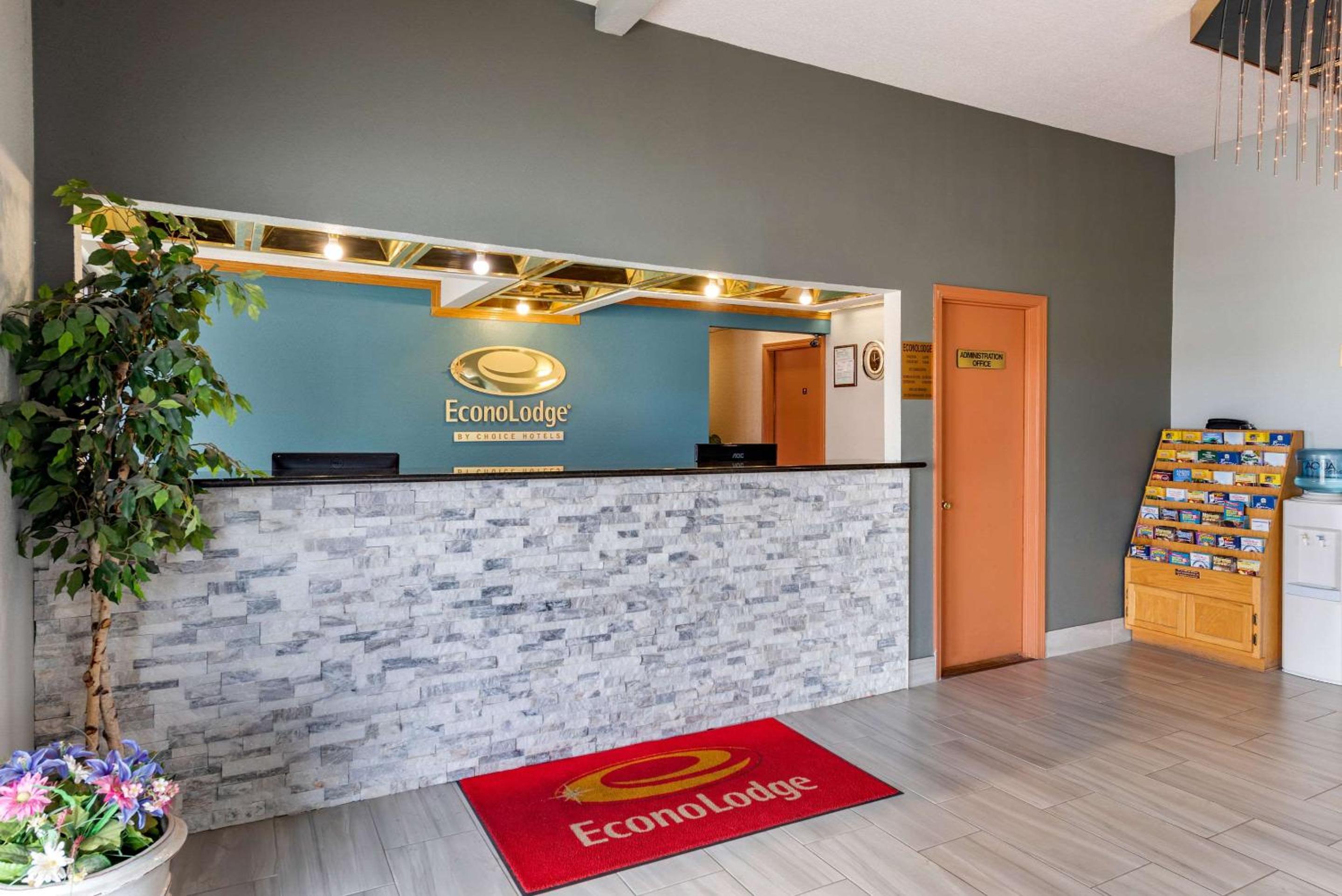 Econo Lodge - Property Image 1