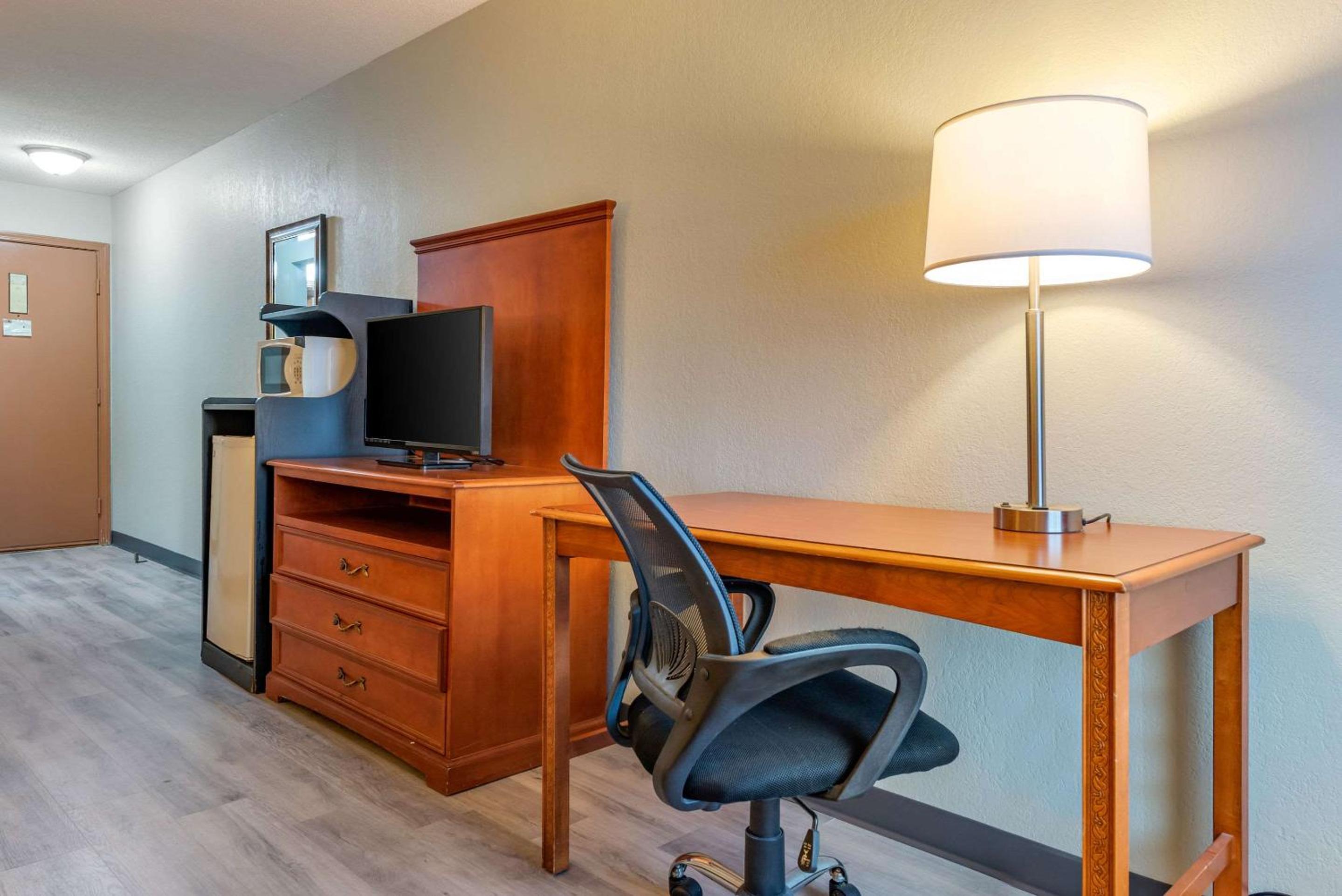 Econo Lodge - Property Image 2