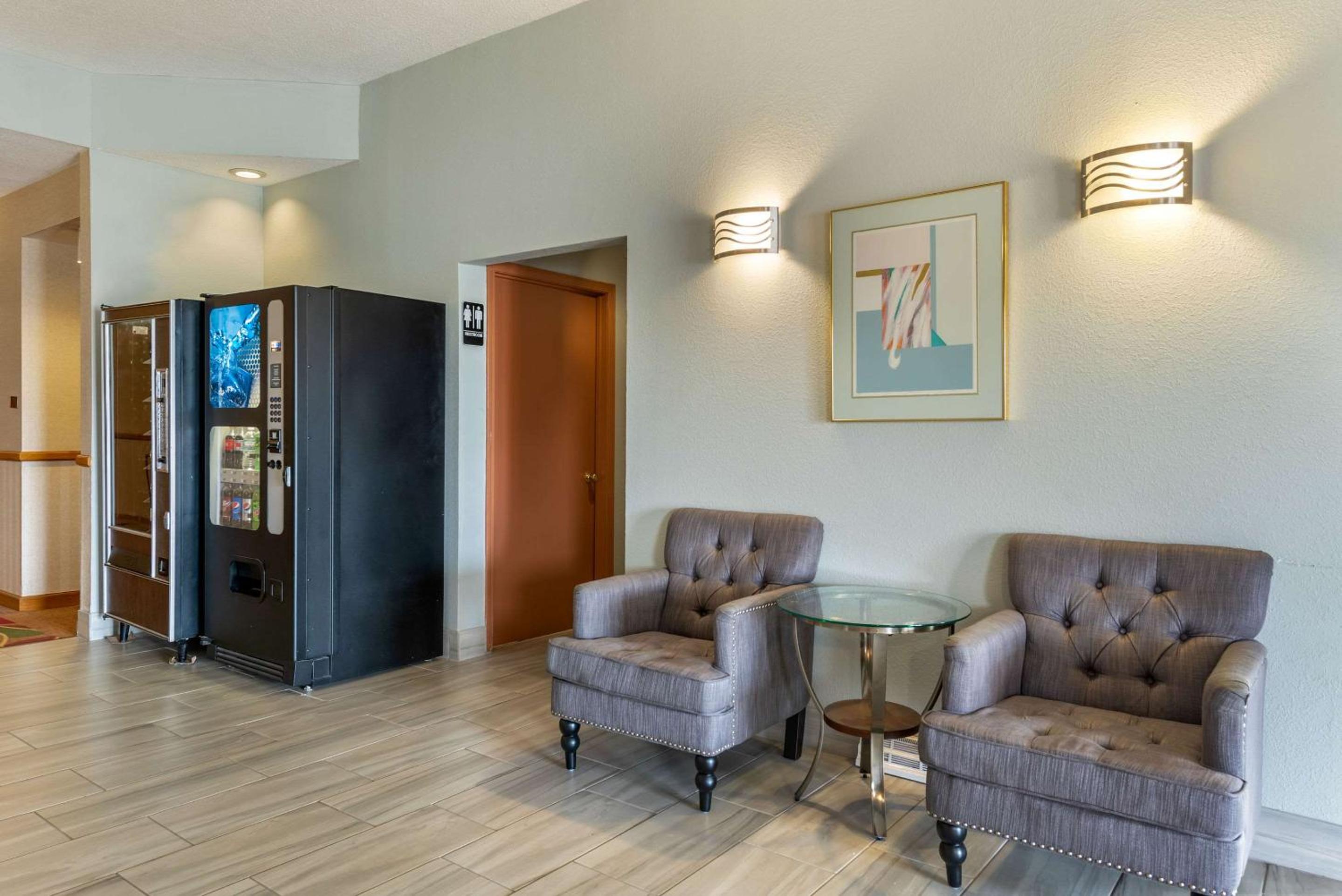 Econo Lodge - Property Image 19