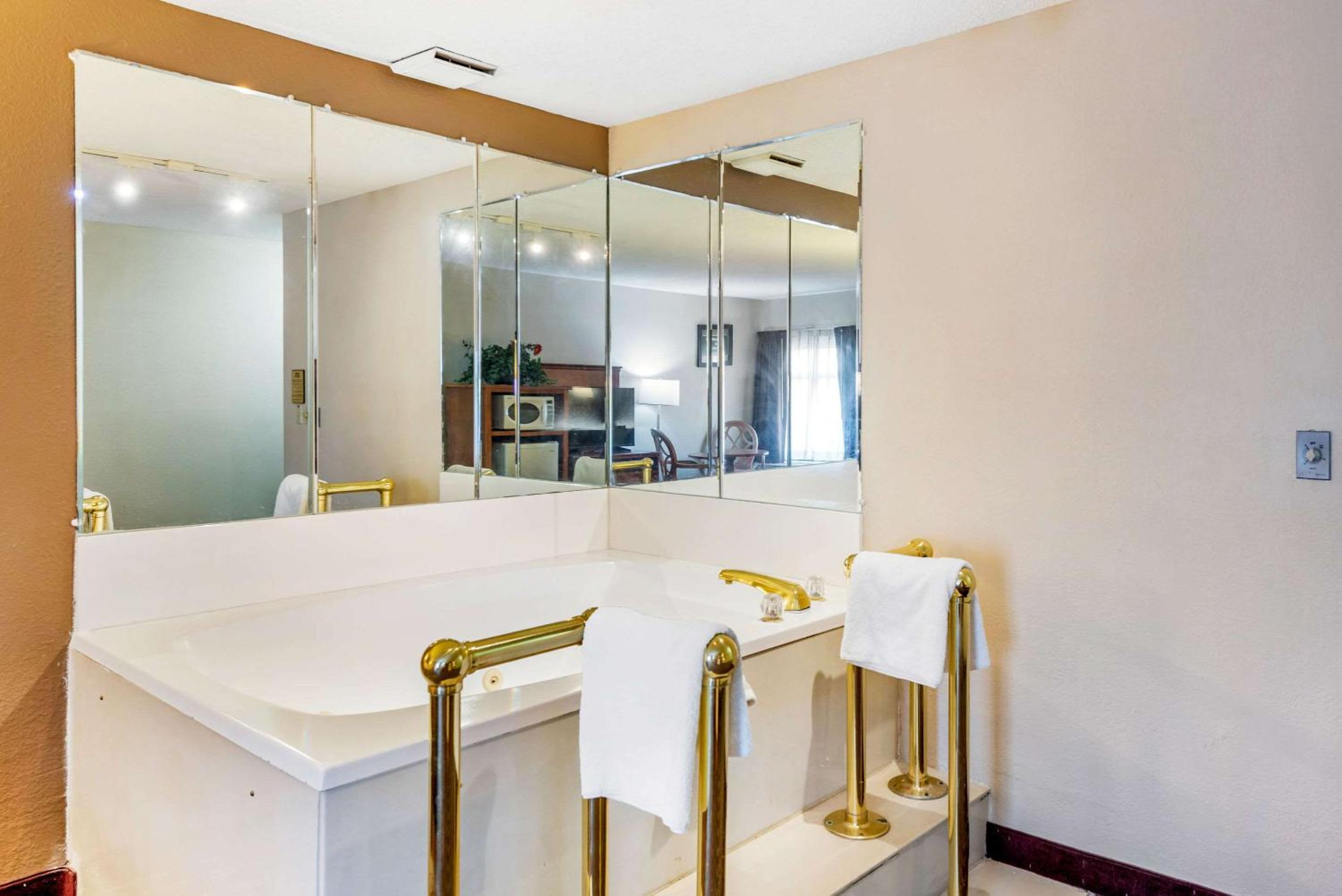 Econo Lodge - Property Image 9