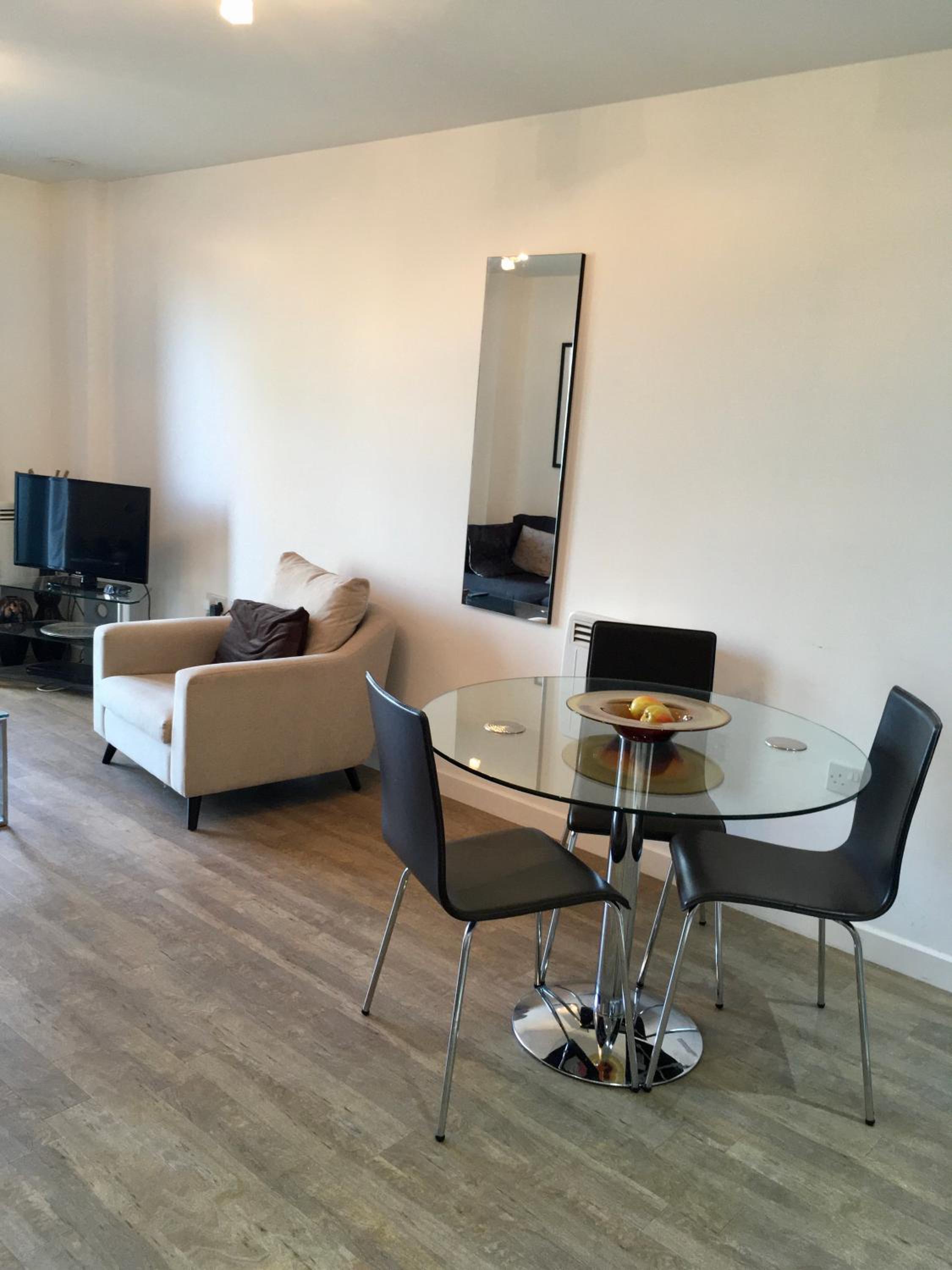 New Central Woking 1 and 2 Bedroom Apartments with Free Gym, close to Train Station view 2
