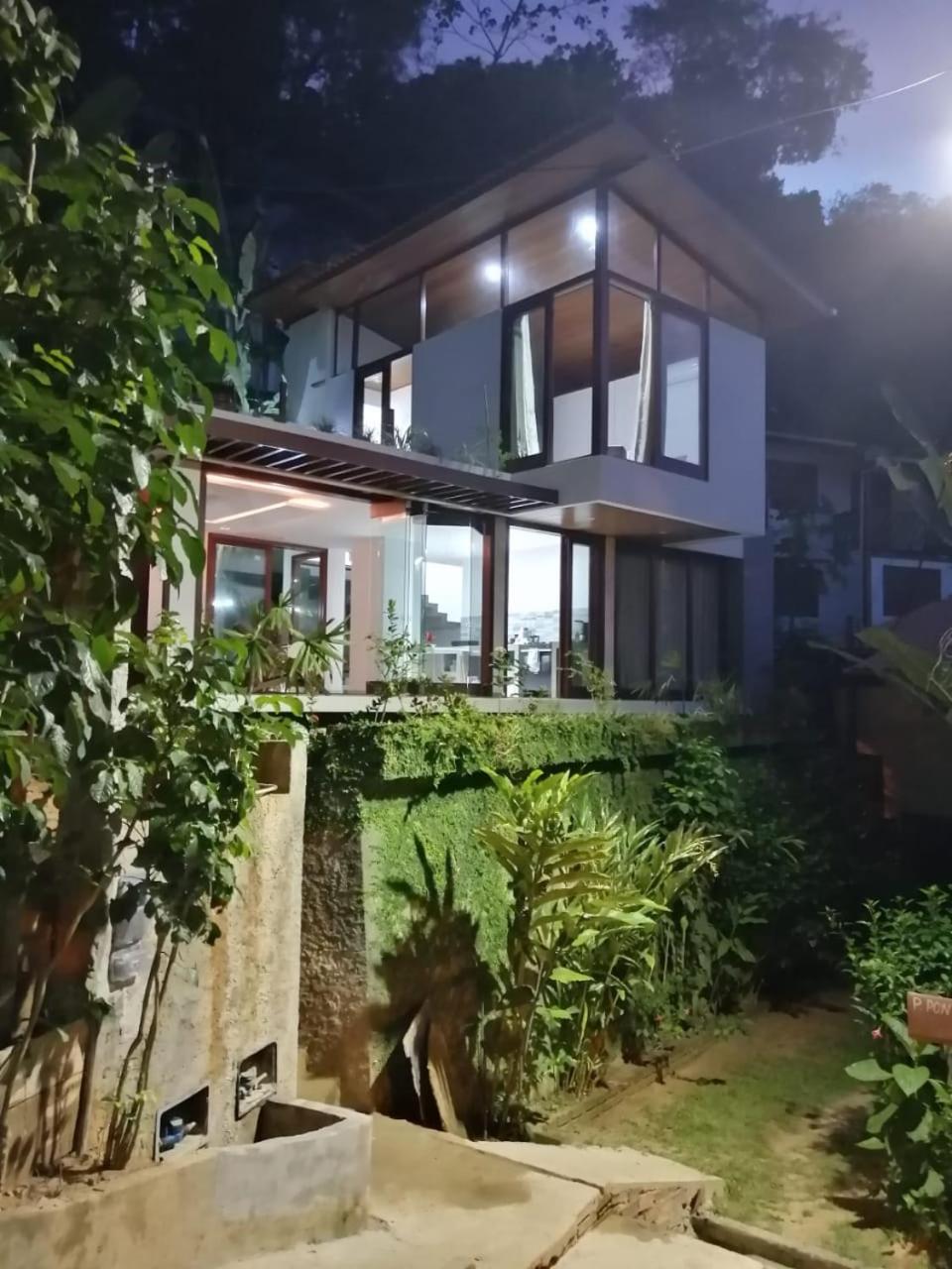 Casa moderna perto do mar
