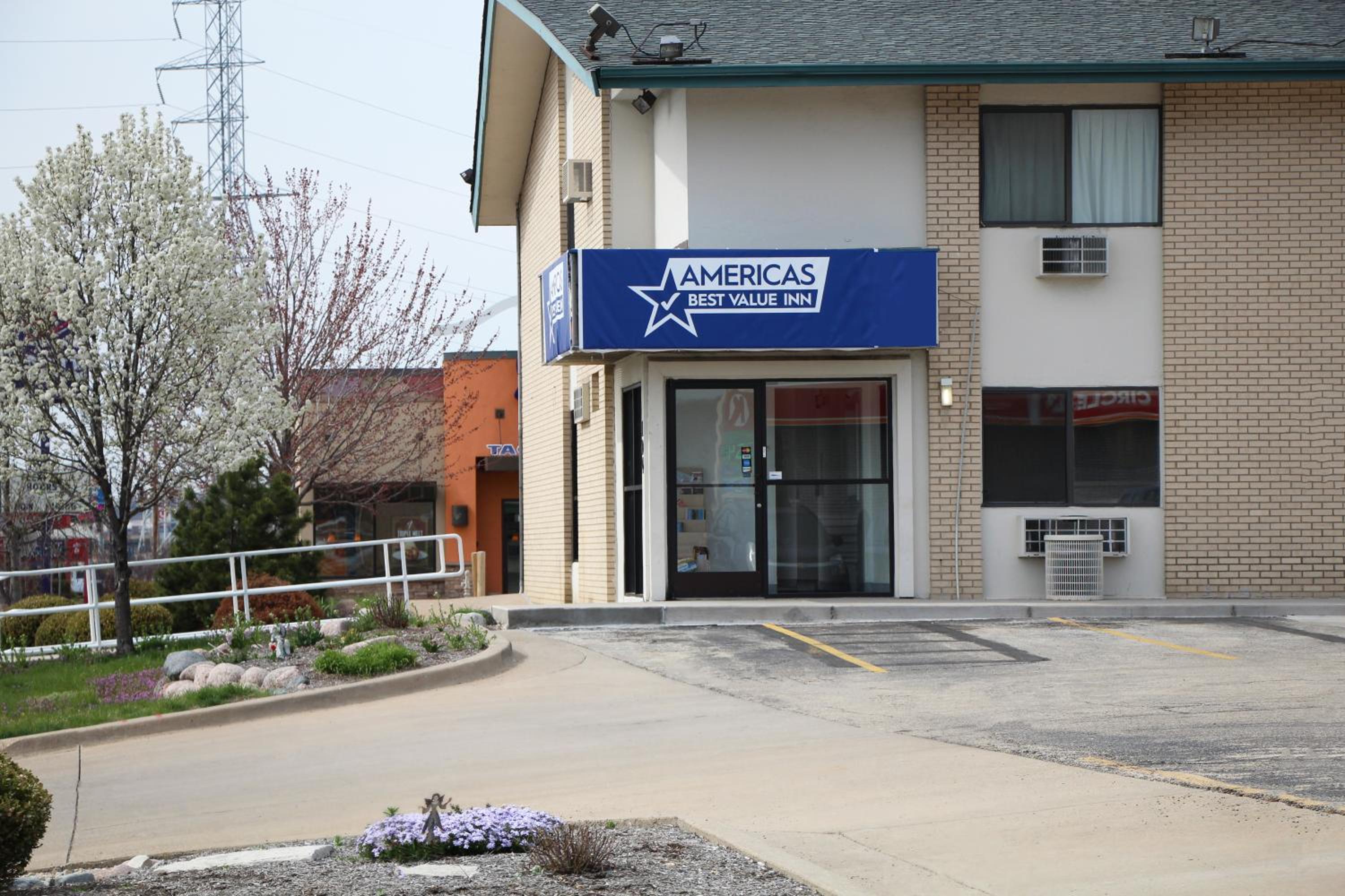 Hotel Americas Best Value Inn East Peoria - Image 1