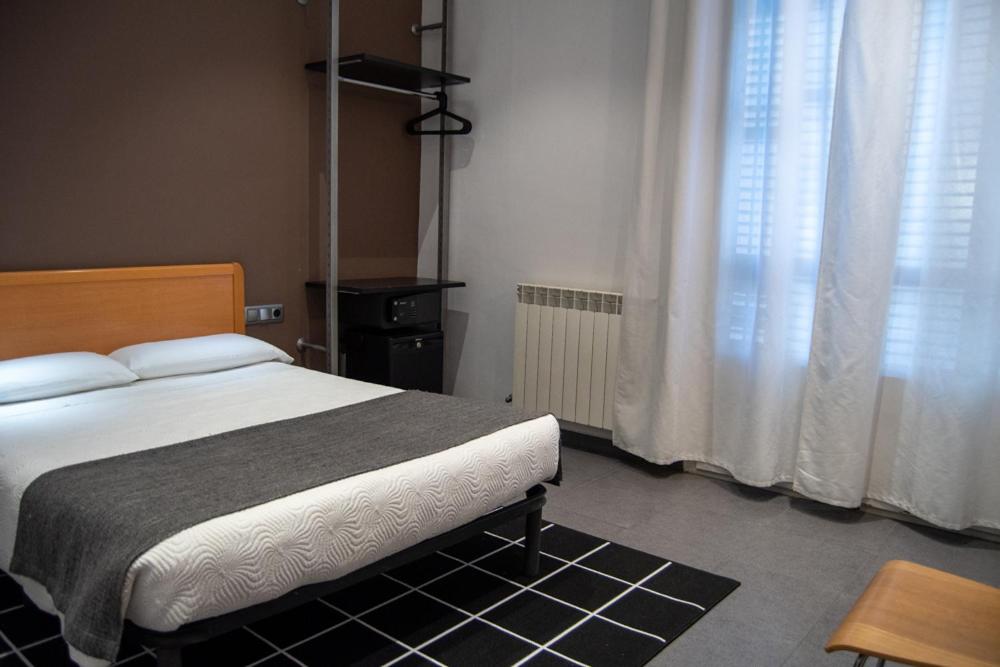 Hostal Apolo en Barcelona — hotel room