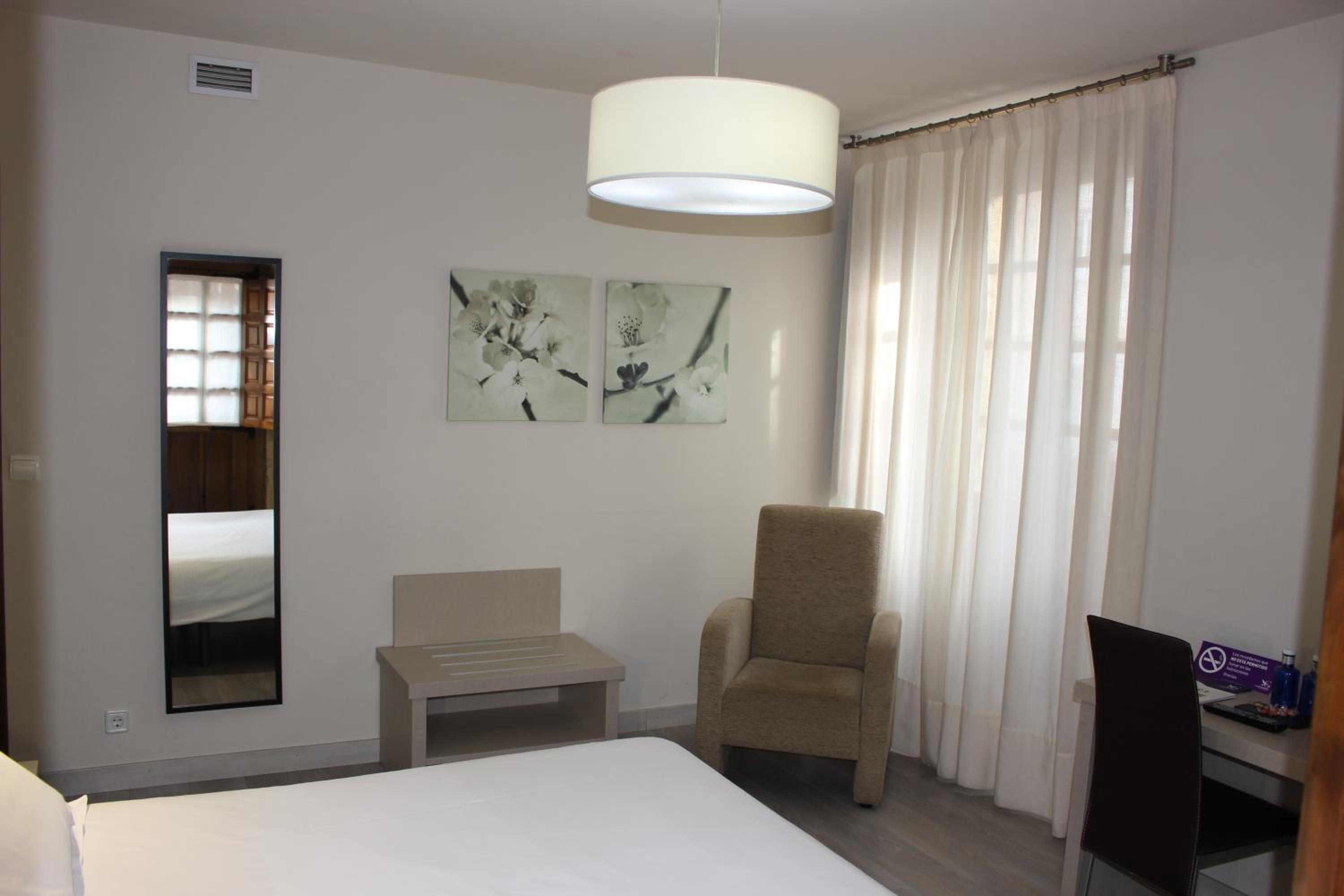 Los Guardeses en Solares — hotel room