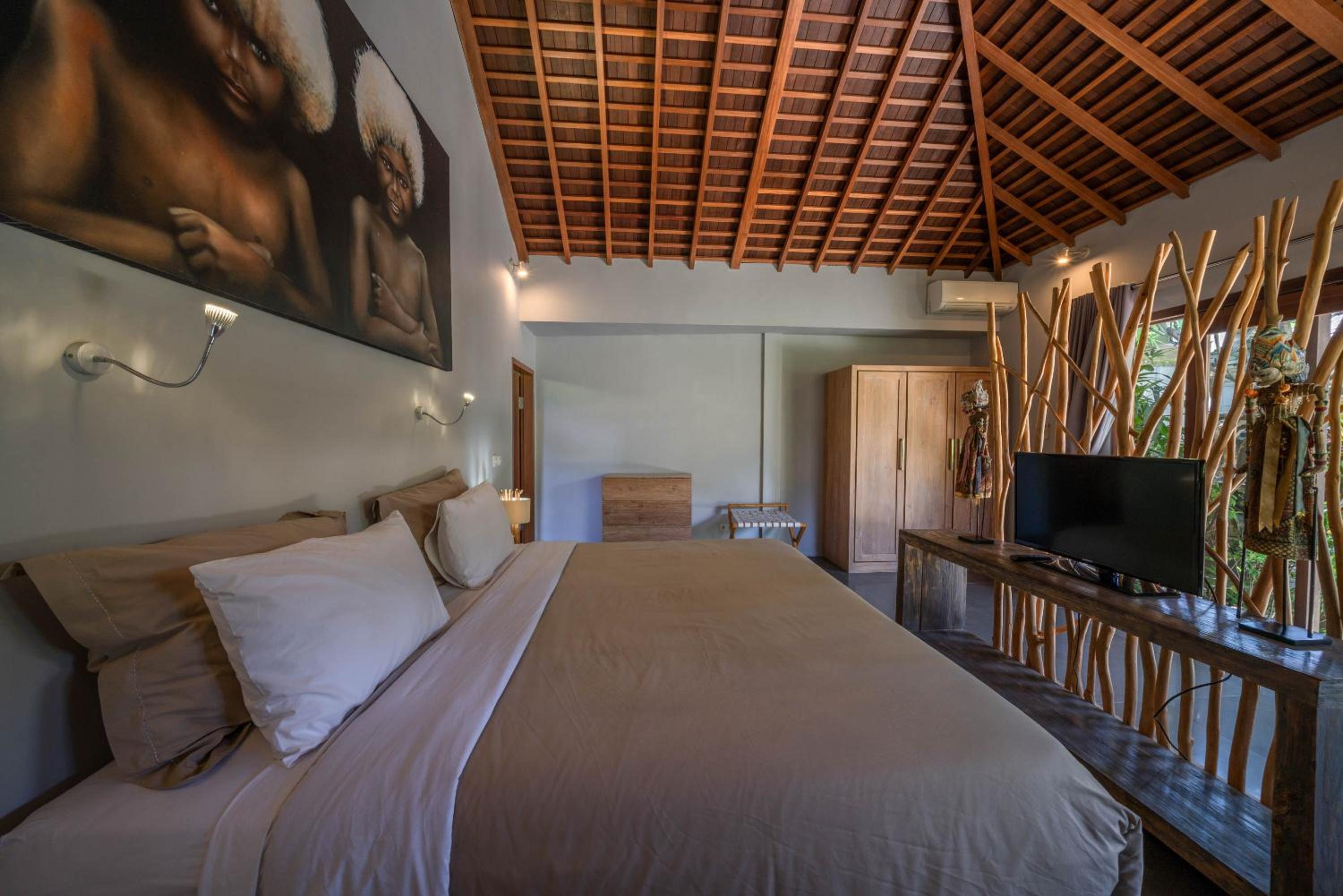 Villa Teman - Luxury 4BR Villa in Central Seminyak - HUGE POOL view 3