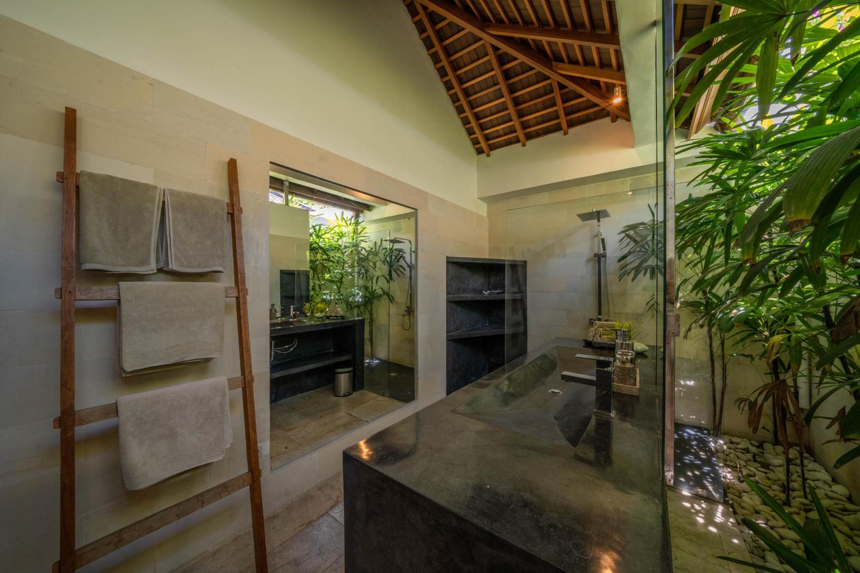 Villa Teman - Luxury 4BR Villa in Central Seminyak - HUGE POOL view 4