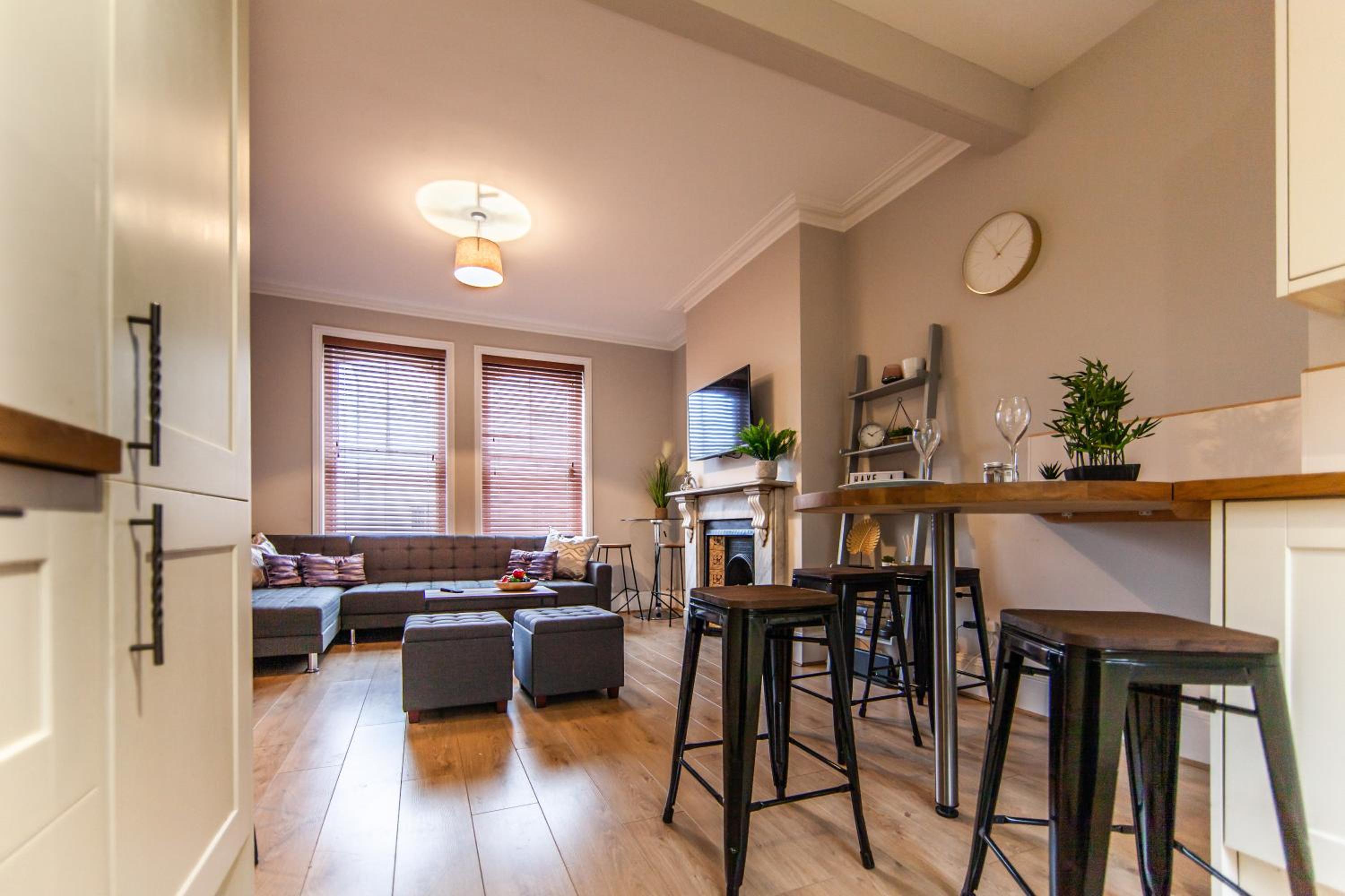 Large House - Contractors & Families & Private Parking view 5