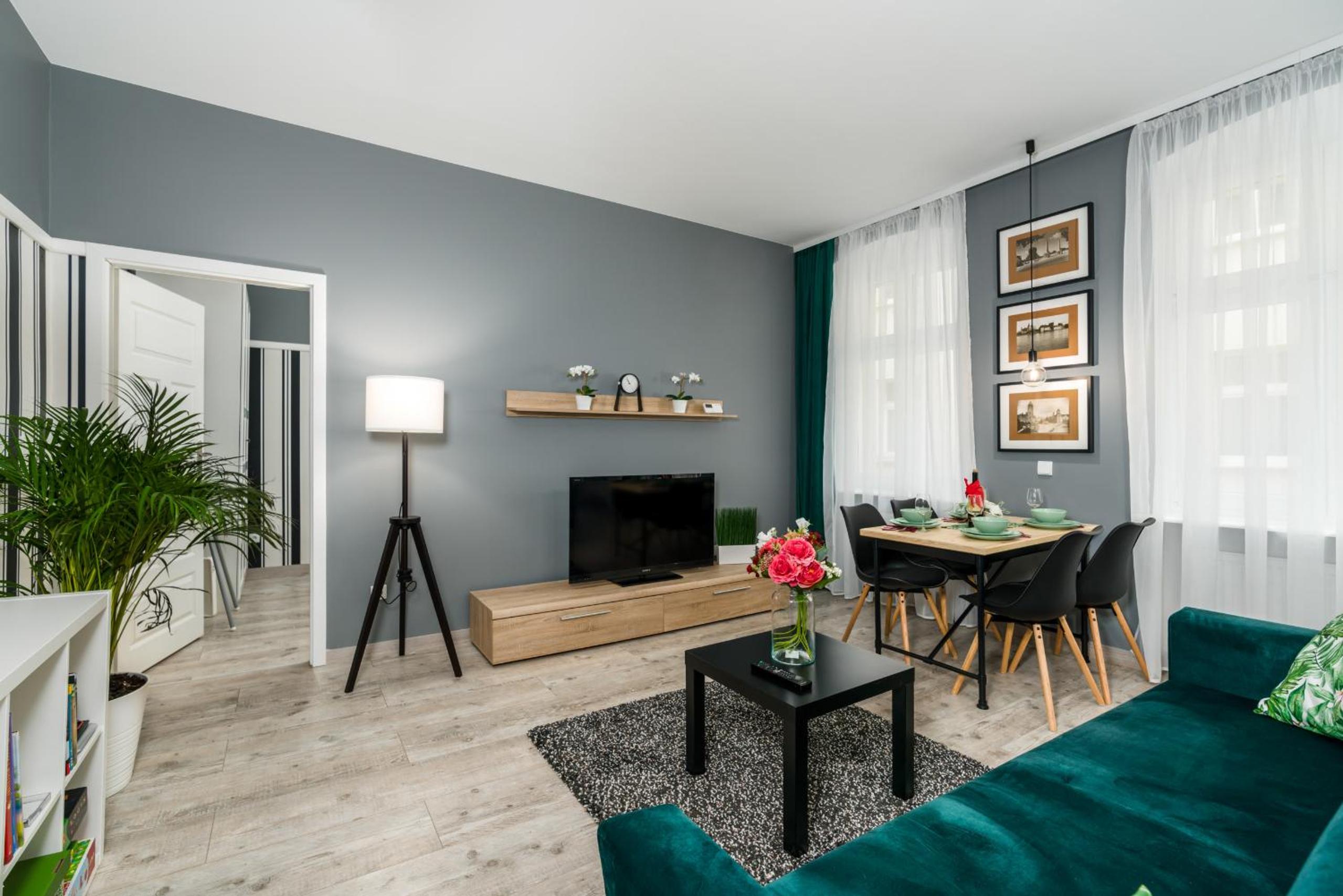 Deluxe Old Town Apartment by Renters view 3