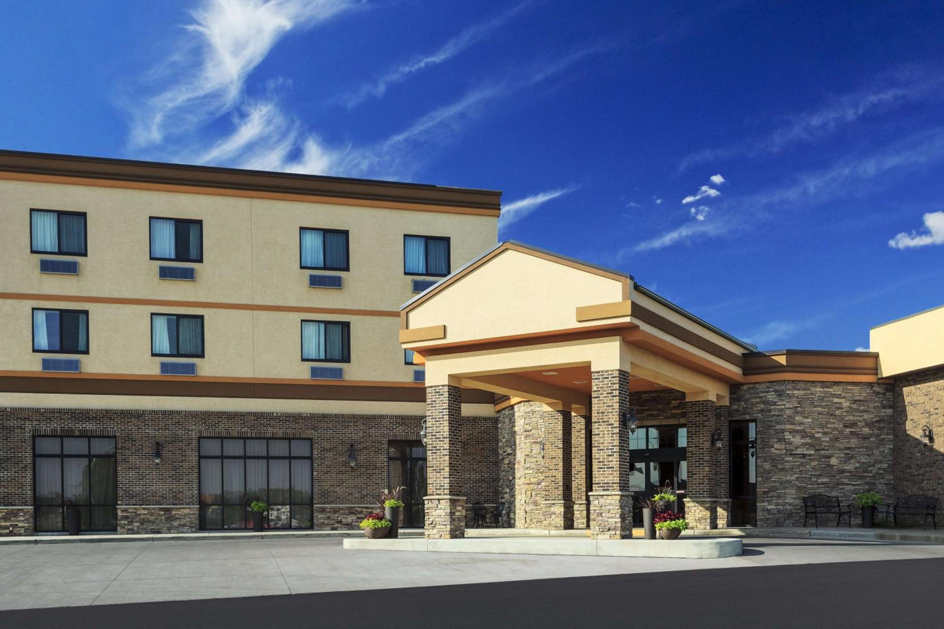 Dickinson Vacations - Roosevelt Grand Dakota SureStay Collection by Best Western - Property Image 4